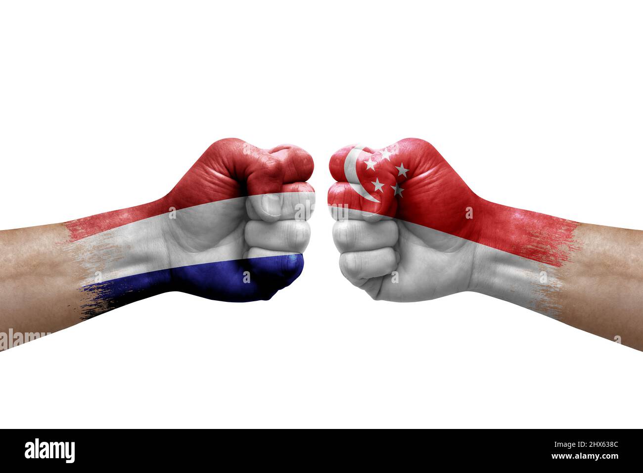 Due mani si pugno l'una all'altra su sfondo bianco. Bandiere di paese dipinte pugni, conflitto di crisi concetto tra paesi bassi e singapore Foto Stock