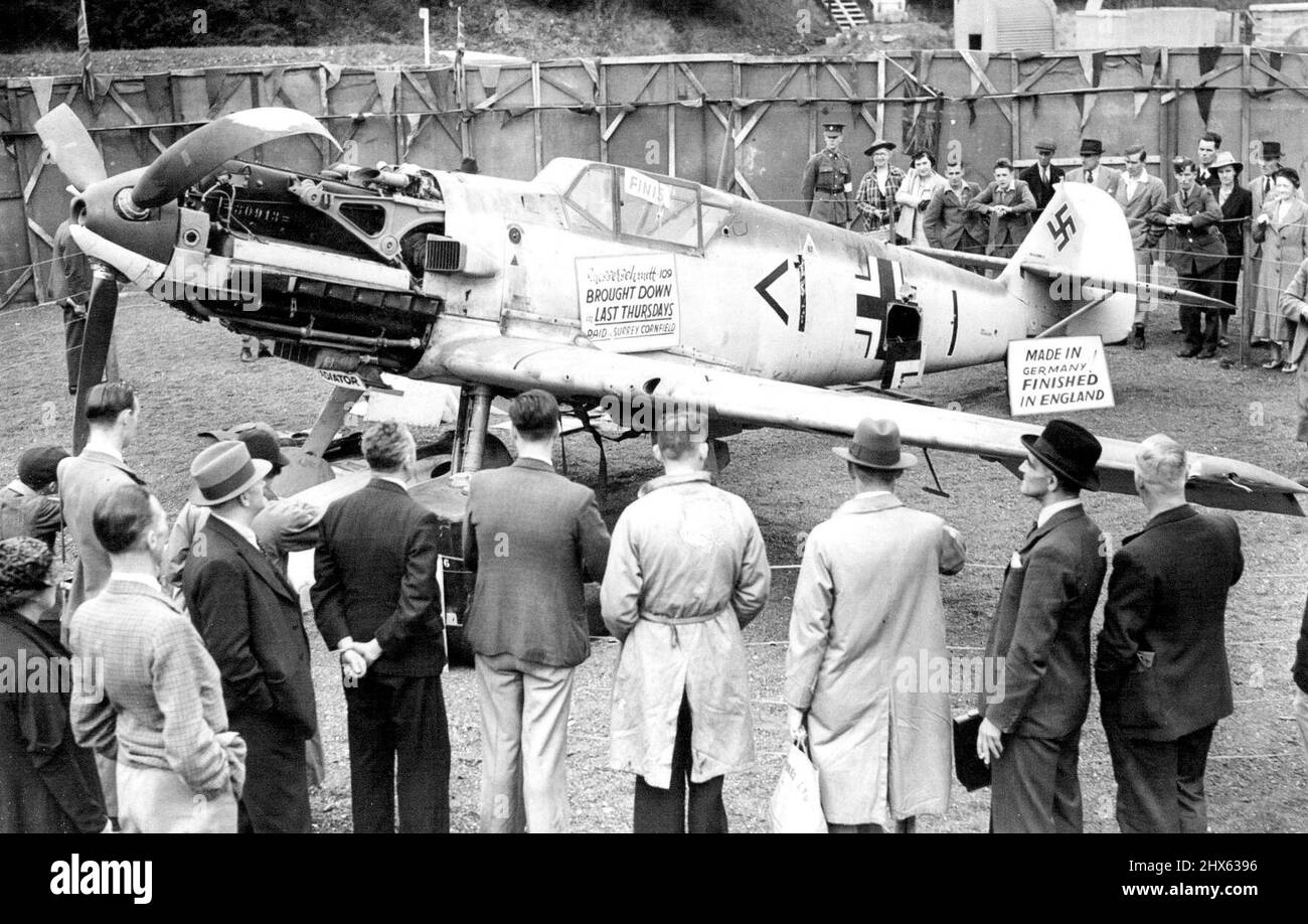 Messerschmitt aiuta ad aumentare i soldi per gli Spitfire. Una folla che ispeziona il Messerschmitt. Un tedesco Messerschmitt 109 lotta abbattuta a Surrey è ora in vista a Croydon, Londra, dove il pubblico può ispezionarlo per una tassa di sei persone per raccogliere denaro per il fondo locale 'Buy a Spitfire'. Agosto 21, 1940. Foto Stock