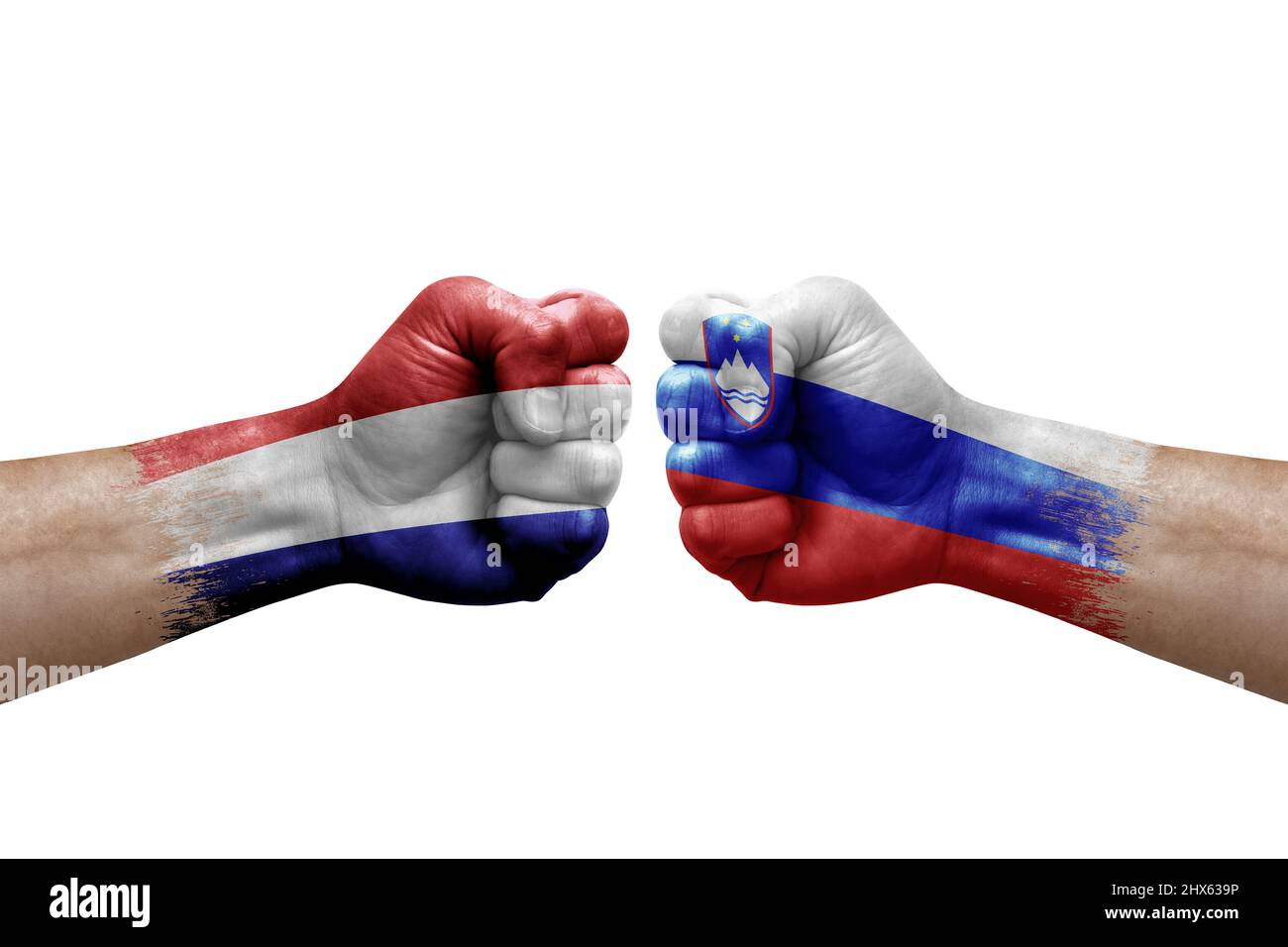 Due mani si pugno l'una all'altra su sfondo bianco. Bandiere di paese dipinte pugni, conflitto di crisi concetto tra paesi bassi e slovenia Foto Stock