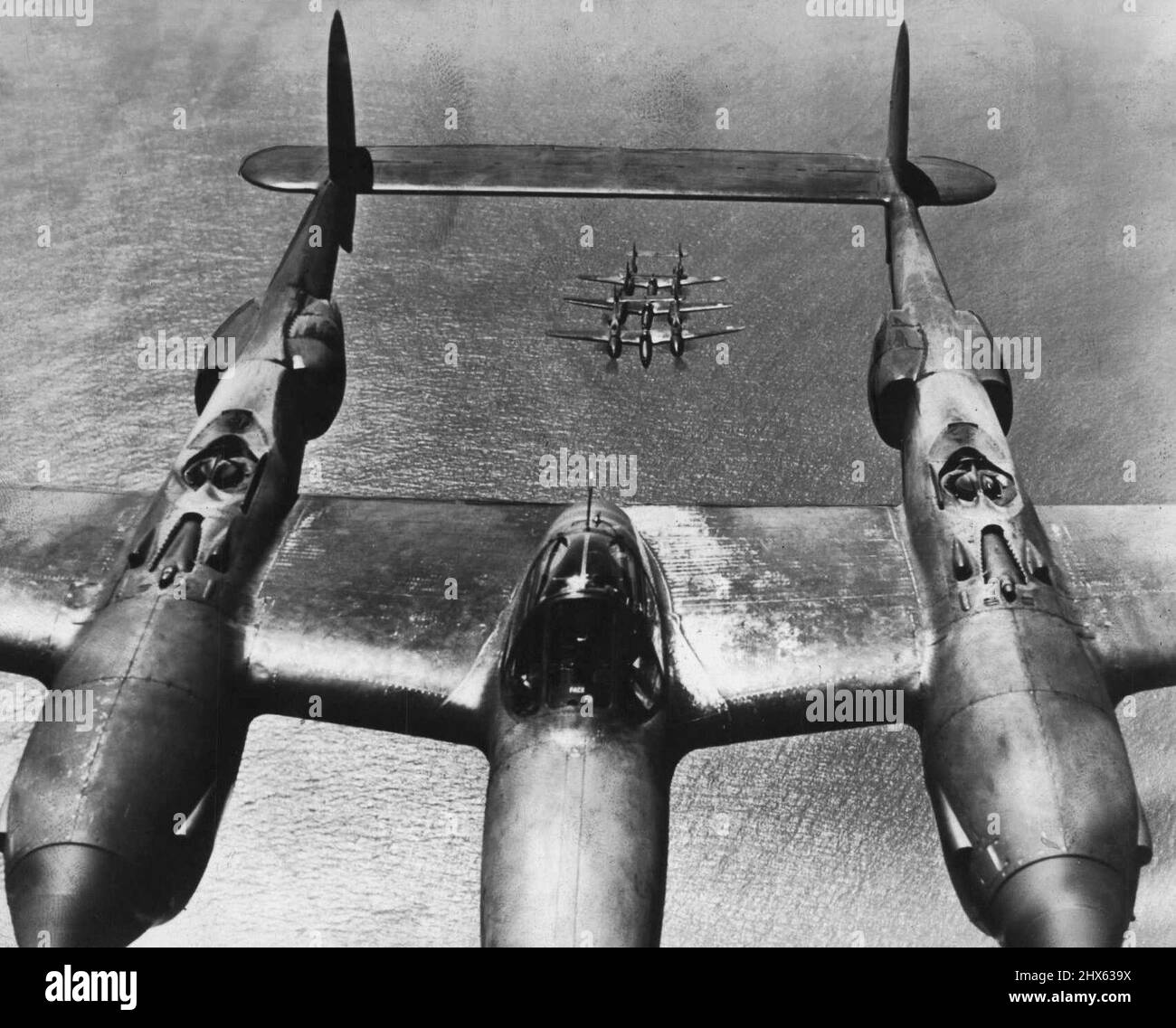 Aerei statunitensi per frontoni di battaglia delle Nazioni Unite -- questi combattenti intercettatori di fulmini P-38 statunitensi sono in azione su molti fronti di combattimento delle Nazioni Unite. Chiamato dagli esperti l'aereo più veloce del mondo -- ha una velocità di 400 miglia all'ora più -- il P-38 ha dimostrato la sua capacità di sorvolare e superare il nemico nelle battaglie sopra il Pacifico, in Europa e in Africa. I due motori raffreddati a liquido dell'aereo sono dotati di sovralimentatori per altitudini elevate. Produzione statunitense nel dicembre 1942, solo tota Foto Stock