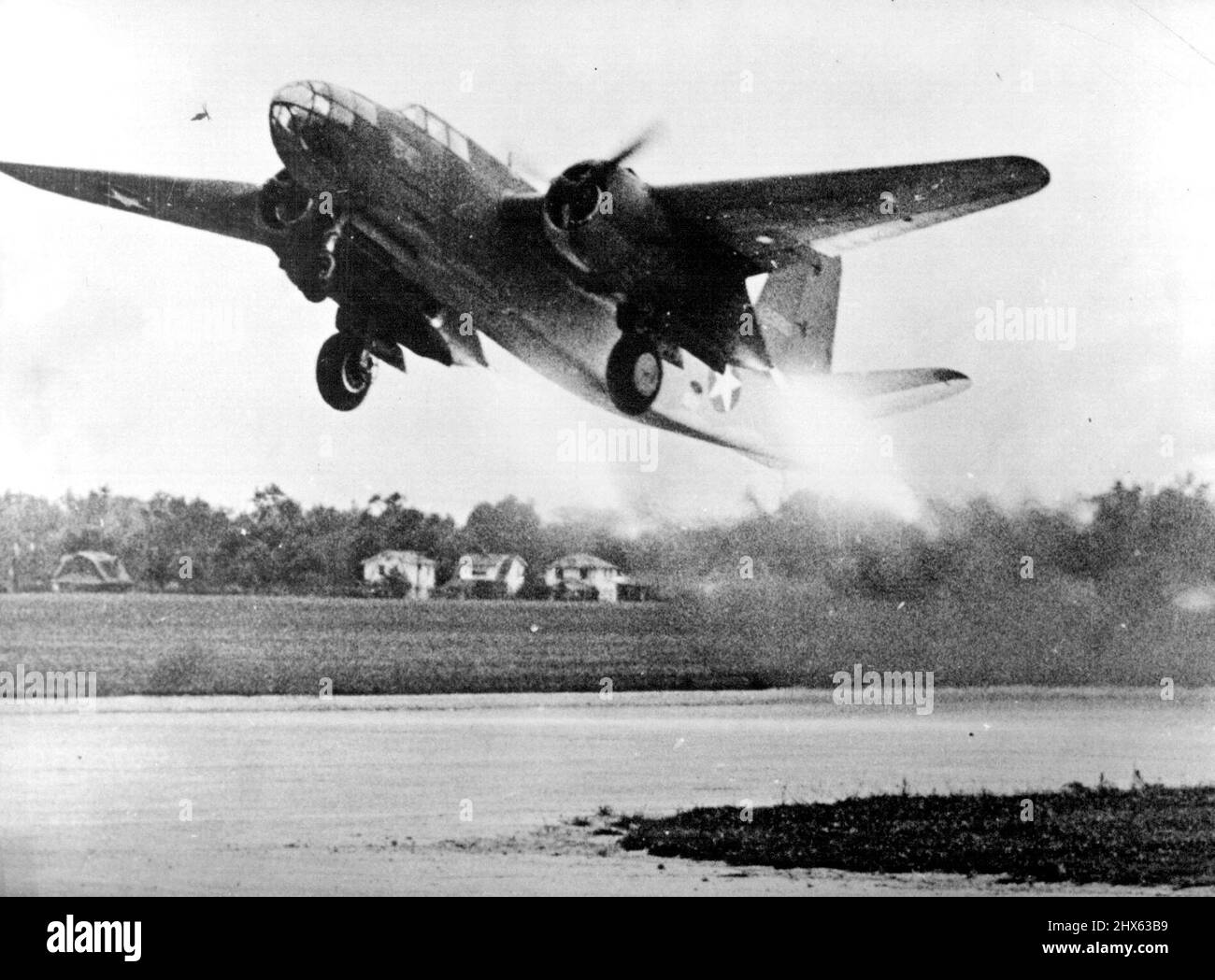 U.S. Bomber salta abbastanza in aria dato un ulteriore impulso da unità di propulsione a getto, un Americano A-20 bombardiere leggero decollo in fretta da un campo aereo degli Stati Uniti, le unità aiutano a sollevare aerei pesantemente carichi in aria dopo solo un breve decollo corsa. L'aeronautica militare degli Stati Uniti sta sperimentando con le unità di propulsione ausiliarie del getto per quattro anni. Novembre 10, 1944. (Foto di U.S. Office of War Information). Foto Stock