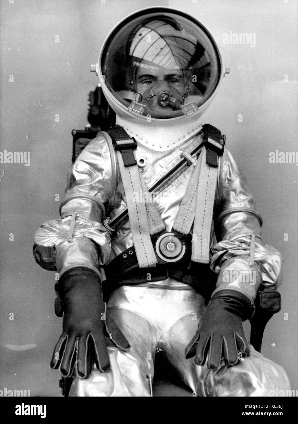 Farnborough Fashion. Questa tuta "Full Pressure" per volo ad alta quota è realizzata da Siebe, Presidente e Società di Chessington, Surrey, e mostrata oggi al salone aereo di Farnborough, Hampshire, nel settembre 7. Questa tuta per il volo ad alta quota è realizzata in Inghilterra ed è stata presentata al salone aereo di Franborough. Settembre 6, 1955. (Foto di stampa associata). Foto Stock
