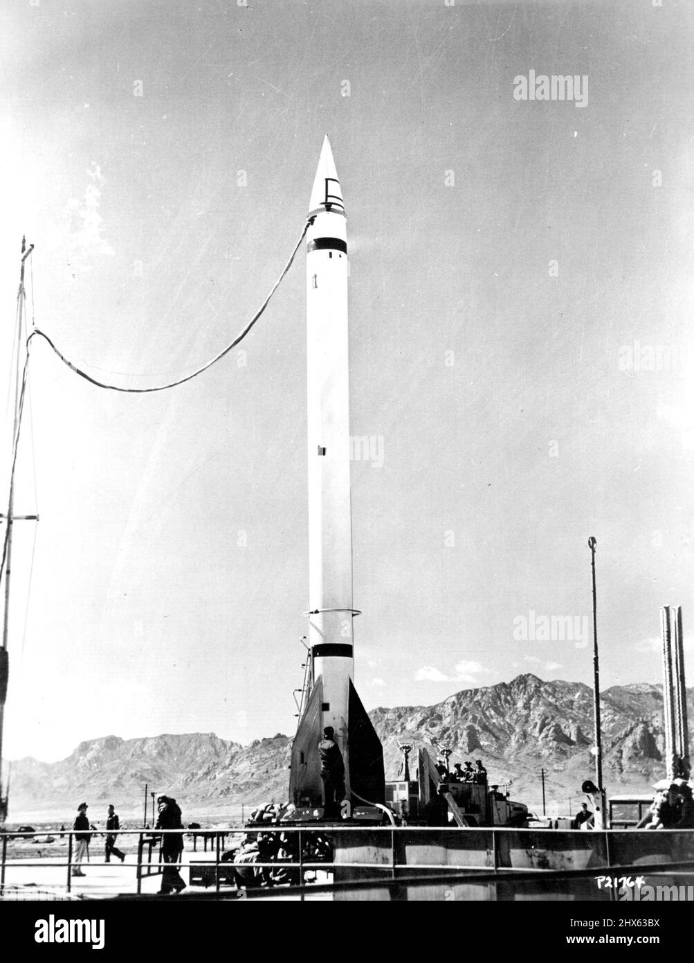 Con il gantry rimosso dopo il check-up finale, il razzo vichingo è pronto per il lancio nell'atmosfera superiore. Sbarcò 10 miglia a nord ovest del punto di fuoco. Il primo razzo di ricerca ad alta quota progettato dagli Stati Uniti, il Viking, costruito per la Marina degli Stati Uniti dalla Glenn L. Martin Company, è stato lanciato con successo al White Sands Proving Grounds, Las Cruces, New Mexico, il 3 maggio, E le prime immagini del lancio iniziale sono state appena rilasciate dal laboratorio di Ricerca Navale, sotto la cui direzione il V Foto Stock
