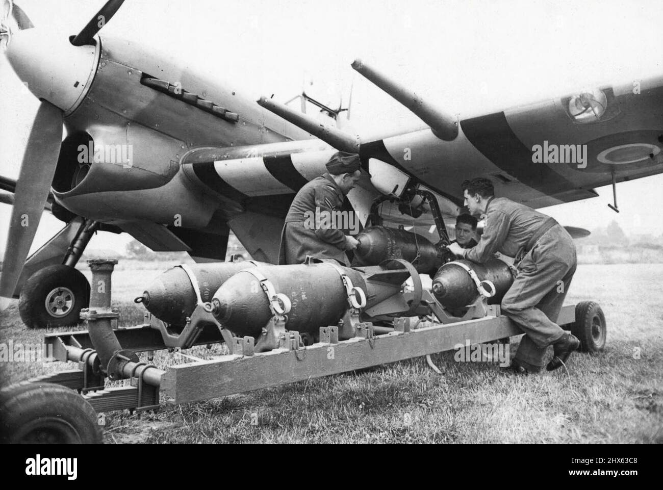 L'Hawker Typhoon - l'ultimo combattente britannico - Bomber -- l'ultimo combattente-bombardiere britannico - l'Hawker Typhoon - in volo, le sue due 500lb bombe possono essere viste arenate sotto le ali, una tra ogni coppia di cannone da 20 mm. L'ultimo e più mortale bombardiere da caccia nell'armata del R.A.F., l'Hawker Typhoon è dotato di un motore Napier Saber e armato di quattro cannone da 20 mm. Due in ogni ala - trasporta due bombe da 500 lb. La sua alta velocità e la sua grande portata consentono di penetrare in profondità nel terro nemico Foto Stock