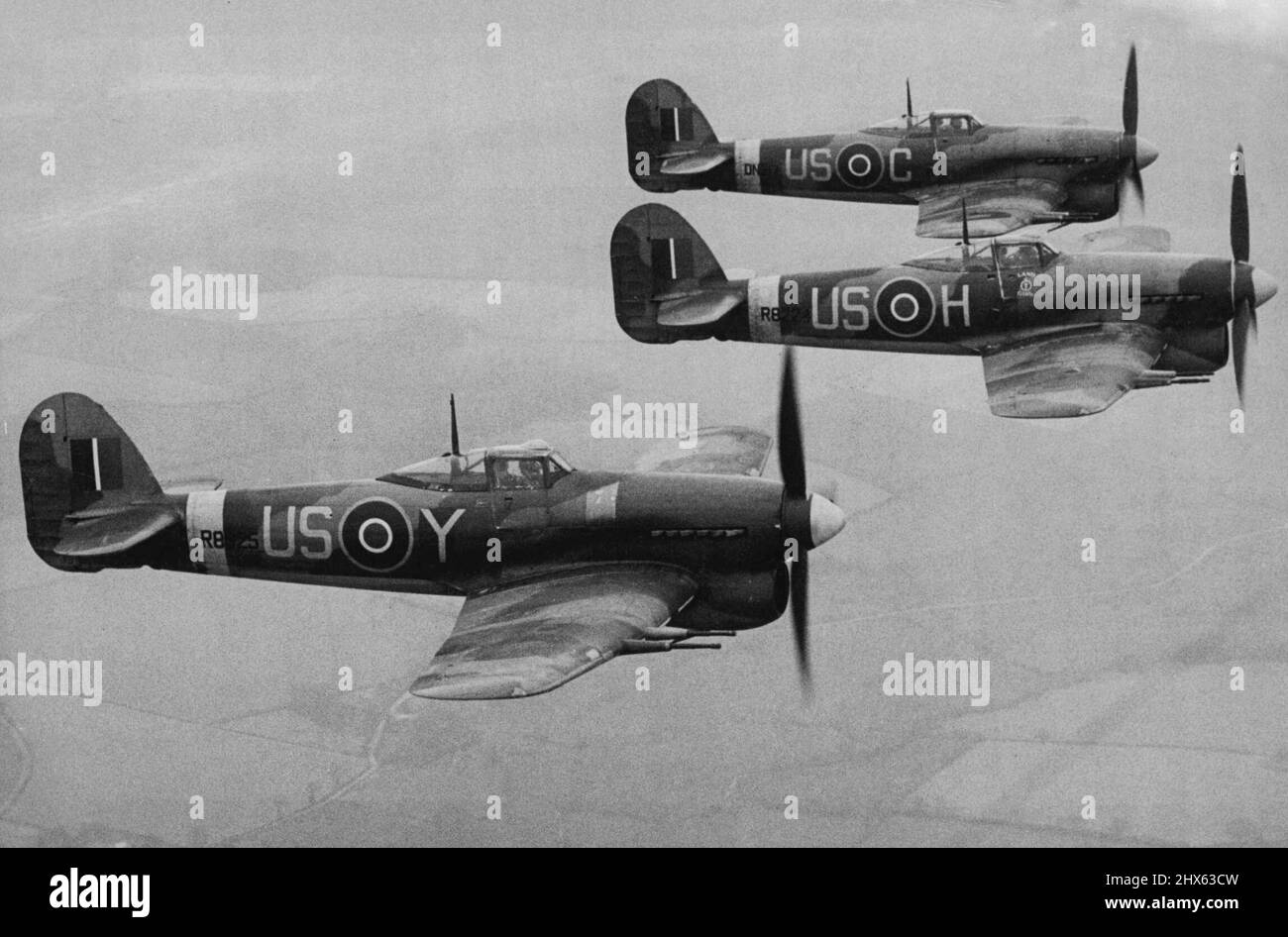 Prime immagini del tifone uno dei velivoli più formidabili utilizzati da Fighter Command -- una vista aerea di tifoni che volano in formazione. Queste sono le prime immagini ad essere rilasciate del 'Typhoon' Hawker descritto come uno dei velivoli più formidabili in uso in Fighter Command. Alimentato con il famoso motore Napior, il Typhoon è un monoposto monoplano ad ala bassa realizzato in metallo. Il suo armamento è costituito da quattro cannoni o dodici mitragliatrici. Già Squadrons equipaggiato questi fighte Foto Stock