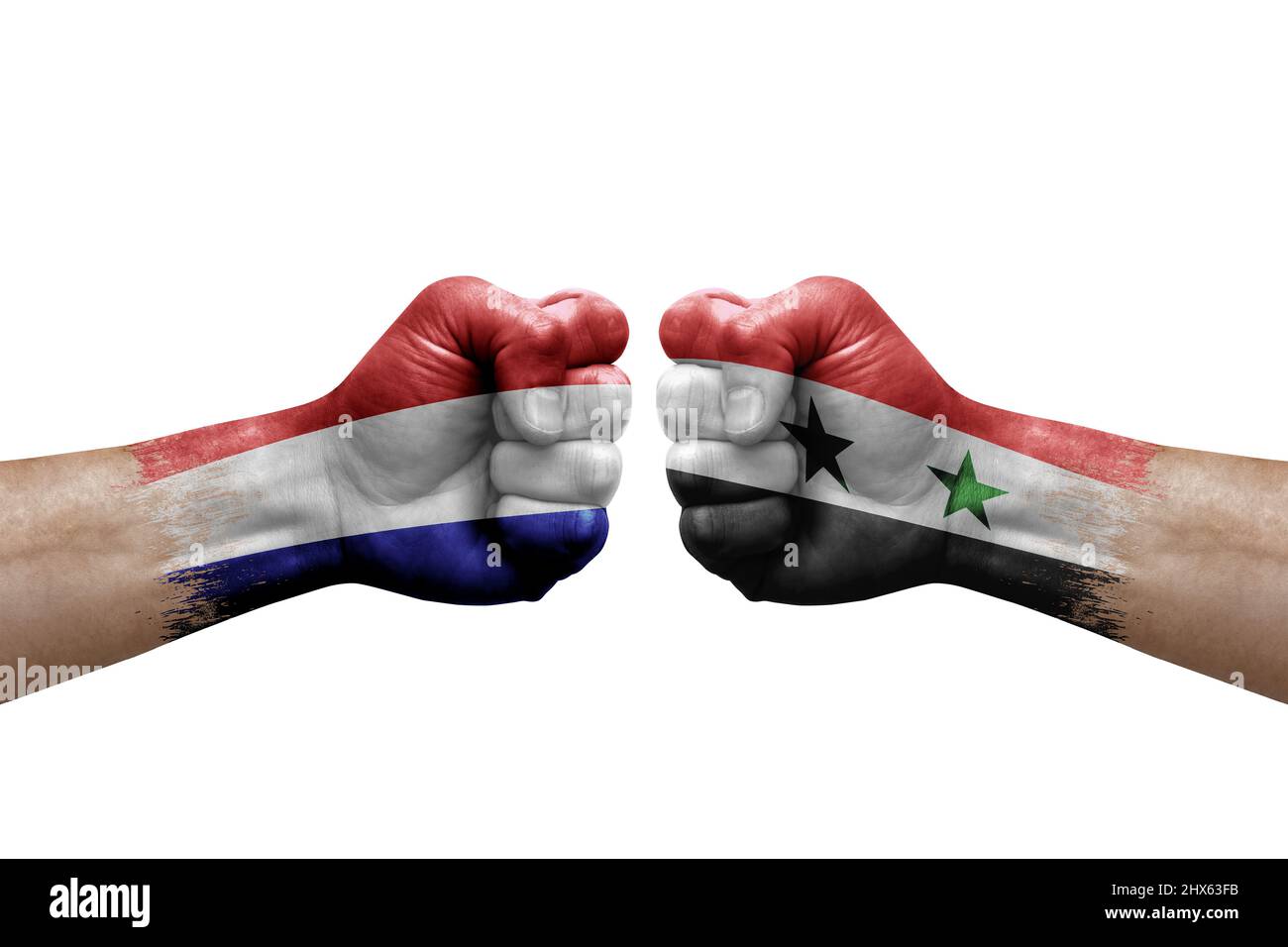 Due mani si pugno l'una all'altra su sfondo bianco. Le bandiere di paese dipinse i pugni, il concetto di crisi di conflitto tra i paesi bassi e la siria Foto Stock