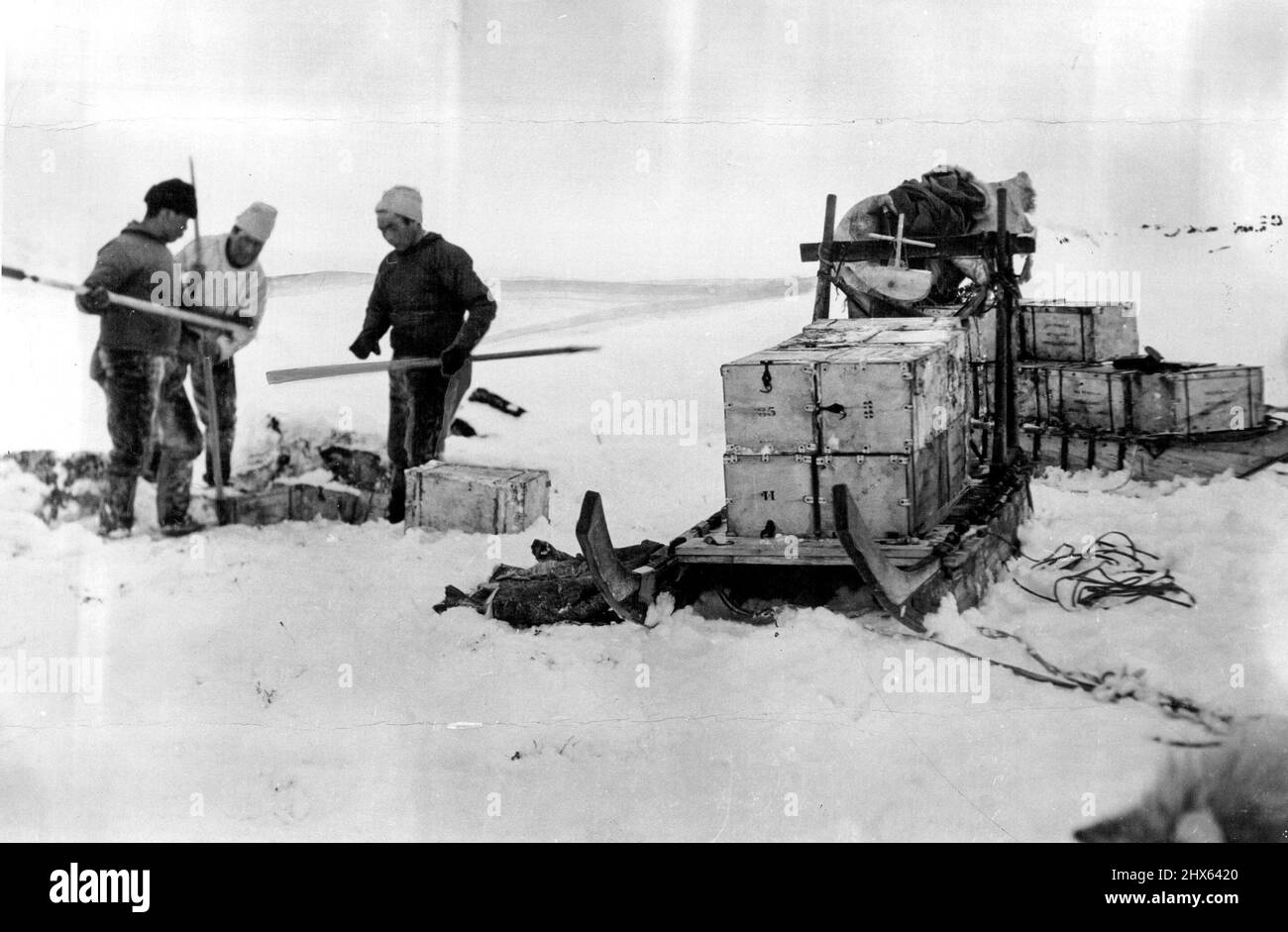 British Arctic Expedition: Una discarica di cane pemmican e negozi di slittino. Agosto 13, 1934. Foto Stock