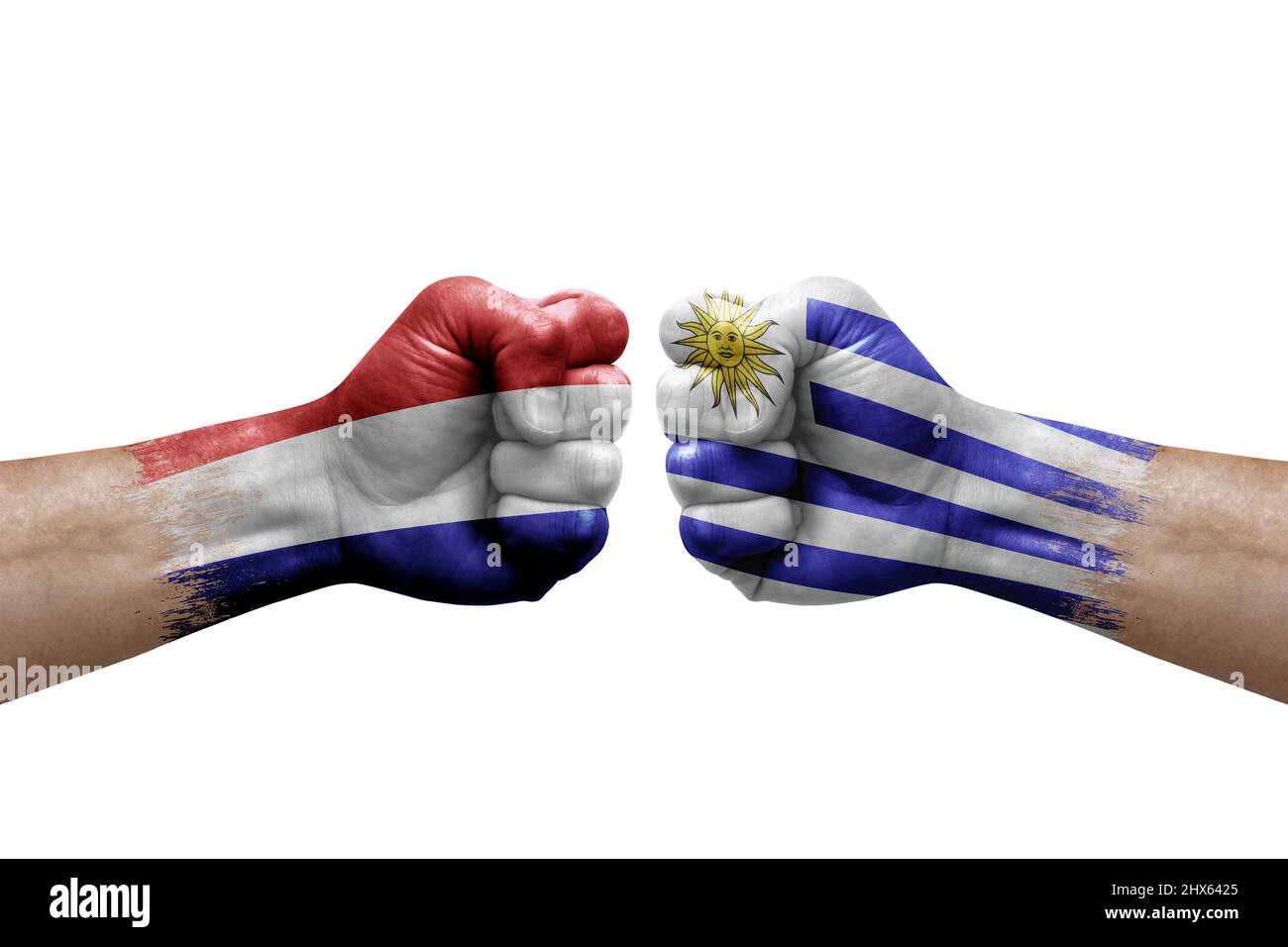 Due mani si pugno l'una all'altra su sfondo bianco. Bandiere di paese dipinte pugni, conflitto concetto di crisi tra i paesi bassi e uruguay Foto Stock
