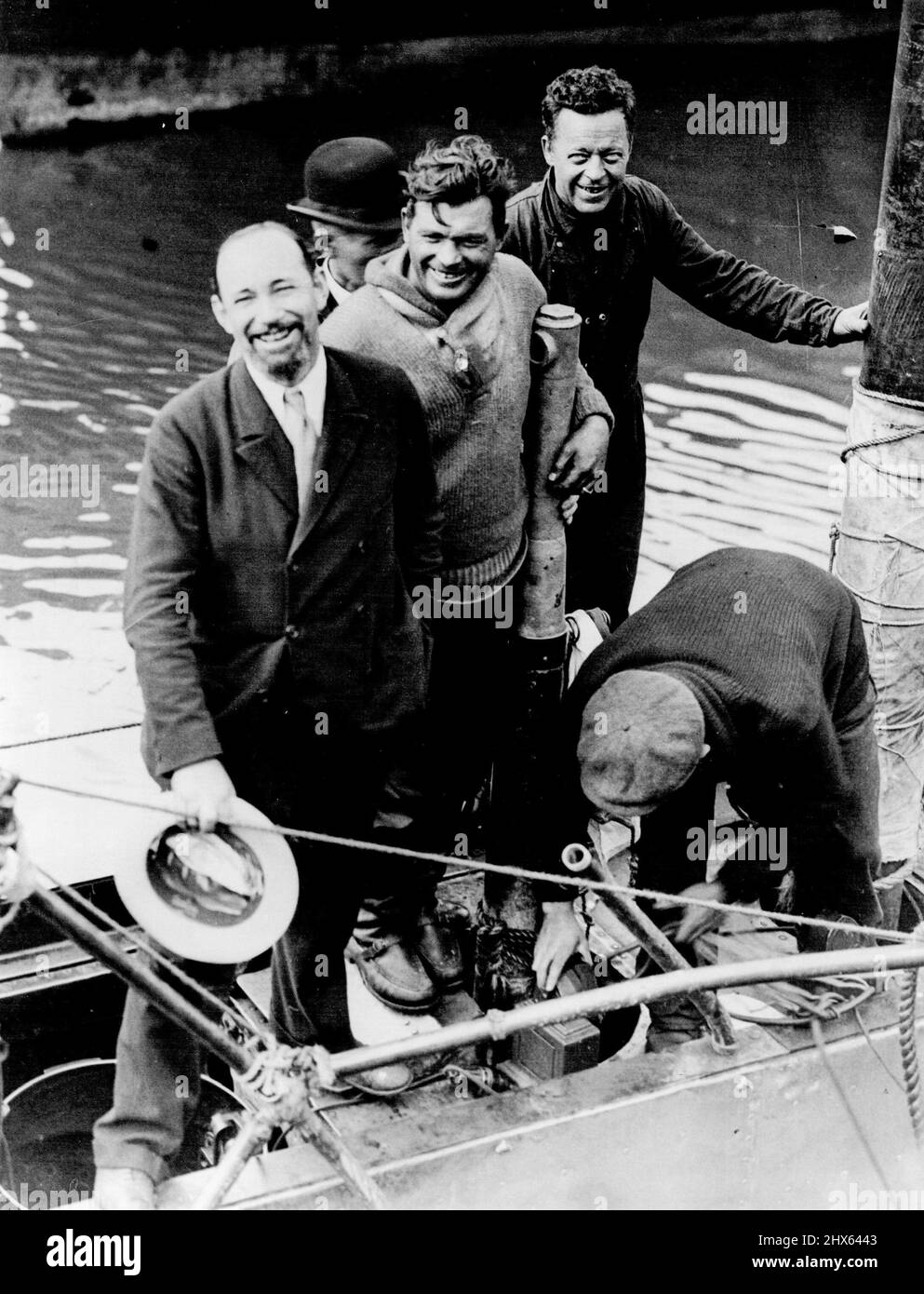 "Il Nautilus arriva in Irlanda” - Sir Hubert Wilkins con i membri del suo equipaggio a bordo. Il Nautilus, in cui Sir Hubert Wilkins spera di raggiungere il Polo Nord, è arrivato ieri a Queenstown, in Irlanda. Giugno 23, 1931. (Foto di Photopress). Foto Stock