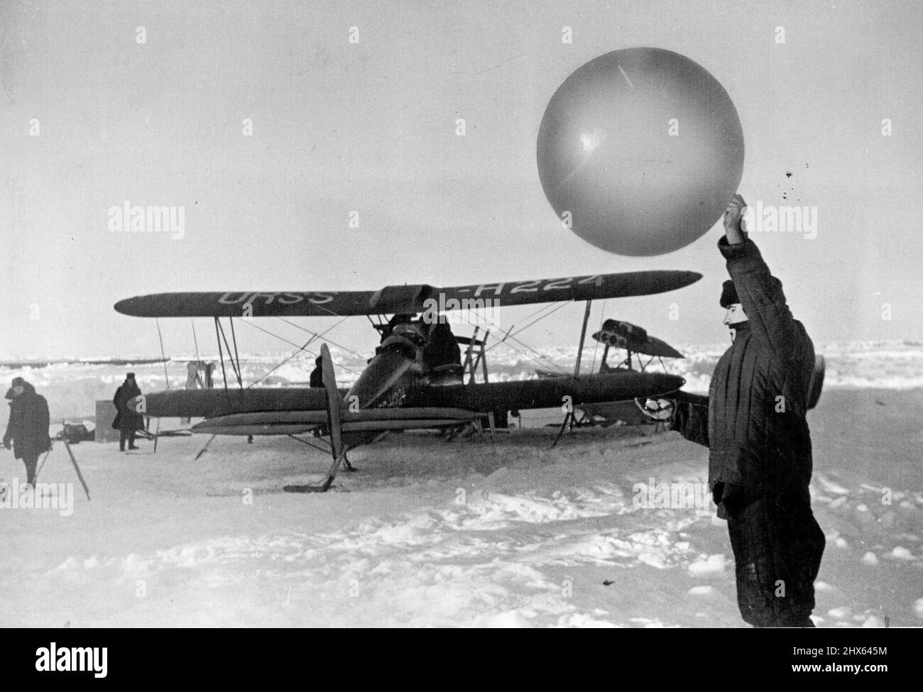 Il 19 febbraio, alle 5:30 la stazione di spostamento 'Polo Nord' ha terminato il suo lavoro. Il quartetto di erole Papanin è stato rimosso dal ghiaccio che sgocciola nel Mare di Groenlandia dagli equipaggi dei due rompighiaccio, 'Taimir' e 'Murman'. Maggio 14, 1938. Foto Stock
