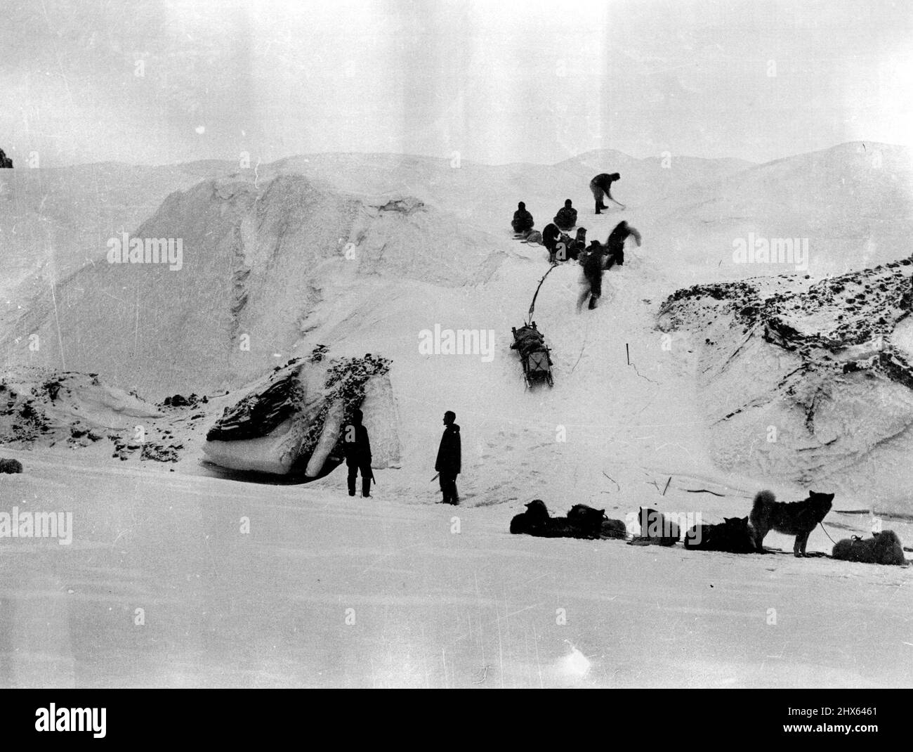 Spedizione della terra di Ellesmere dell'Università di Oxford: Ascesa del ghiacciaio di Brother John sulla calotta di ghiaccio. Giugno 24, 1935. (Foto dei tempi). Foto Stock