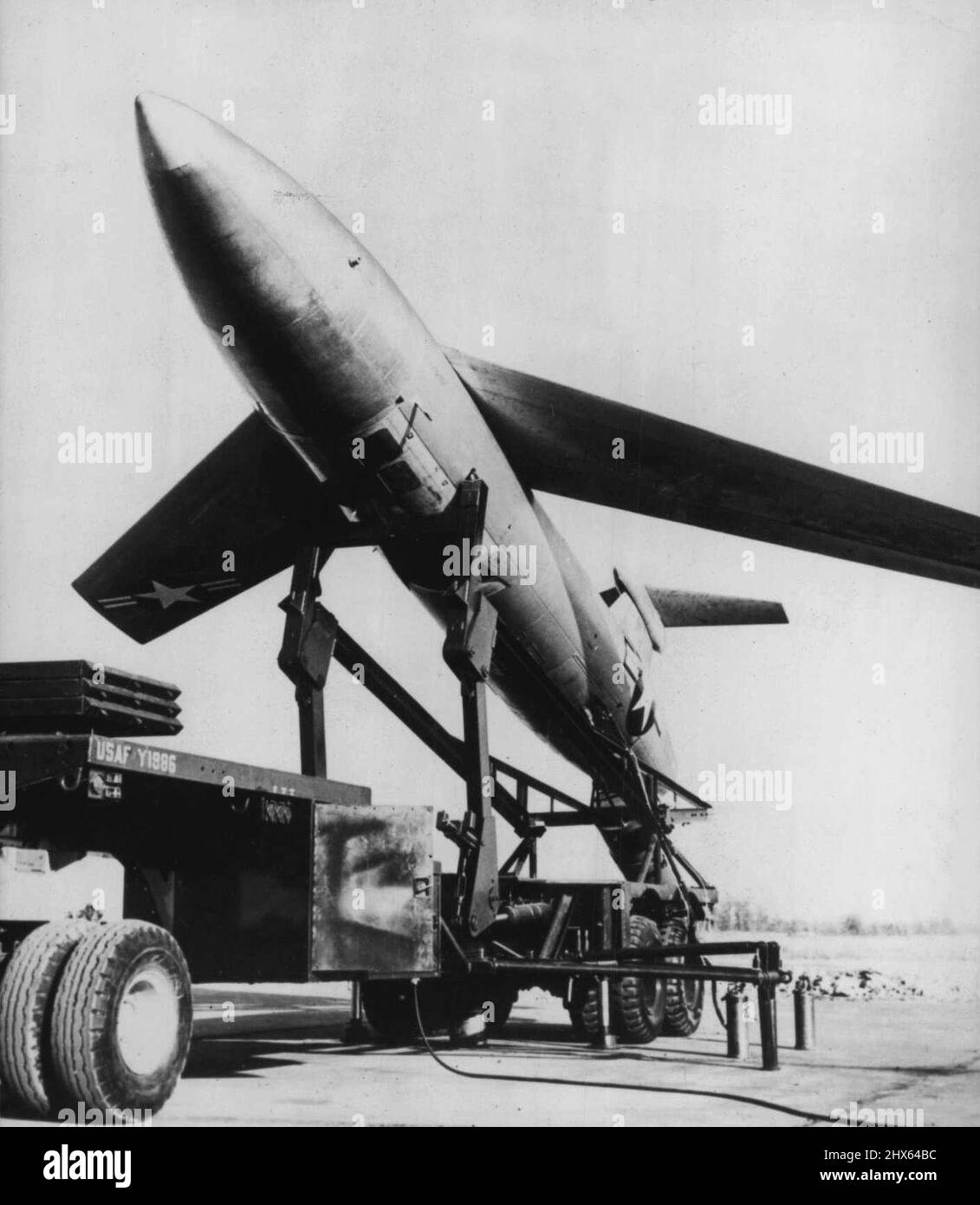 Bombardieri senza pilota in rotta per la Germania Una vista del ***** Matador in posizione di lancio. Gli aerei dell'aviazione militare americana Martina-Matador-equiped pilotless sono ora ***** Modo per la Germania occidentale per un tour di ***** dopo aver lasciato il loro sito di formazione a ***** di recente. I primi due Matador- ***** forza squadroni bombardieri senza pilota ***** trasferito di recente al comando tattico. Marzo 21, 1954. (Foto di Paul Popper). Foto Stock