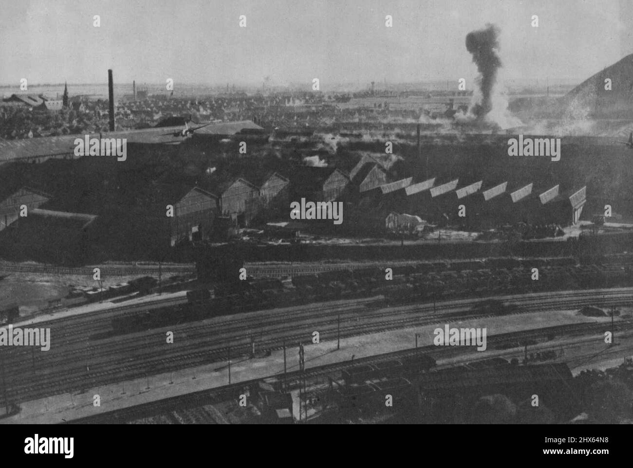 R.A.F. I Bostoni attaccano le acciaierie a Denain, Francia. Due Bostoni (sinistra e destra) che si abbassano sul loro bersaglio, mentre un pennacchio di fumo sale da una bomba scoppiata dietro di loro. Questa foto, scattata durante un attacco da Bostons di R.A.F. Il comando dei combattenti del 16,8.43., fornisce notevoli prove della precisione con cui le importanti opere d'acciaio e d'armamento della Soc. Francaise de. Costruzioni Mecaniques, e della S.A. Des Hauts Fourneaux Forges a Acieres de Denain a D'Anzin, sono stati colpiti da Foto Stock