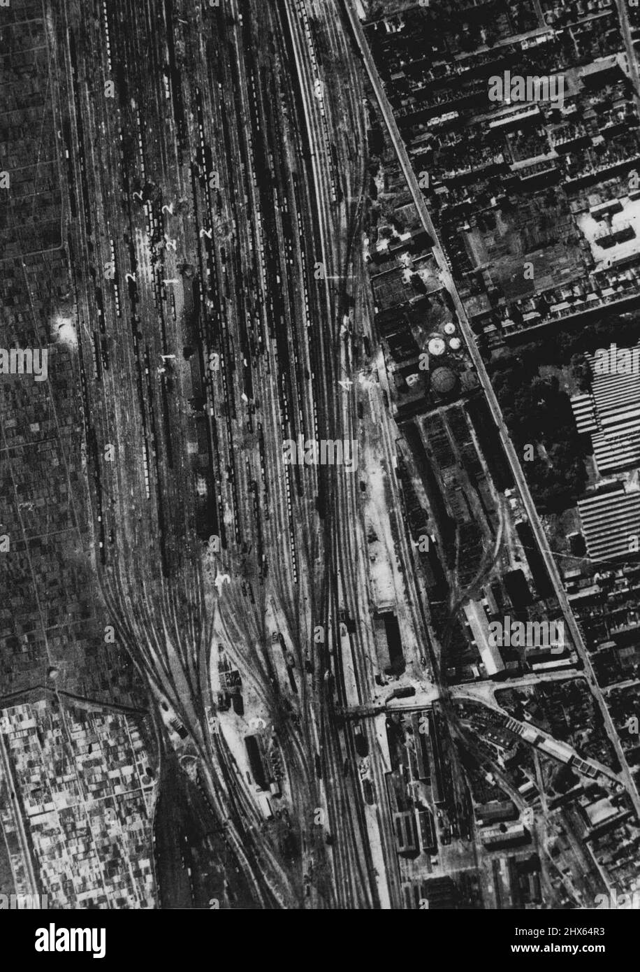 Le fortezze volanti degli Stati Uniti attaccano i cantieri di Rouen Marshalling. Fotografia di ricognizione che mostra danni causati sugli approcci al Viaduct d'Eauplet dalle bombe viste esplodere nella fotografia. Annotazione N. C 3120. Due dirigono il suo sul capannone di trasbordo. Cinque colpi sulle strade delle modanature di smistamento su e giù, causando danni considerevoli ai binari e al materiale rotabile. Due colpi diretti sulla strada dei sidings di smistamento. Colpi diretti sulle piste vicino alle opere di gas. Settembre 16, 1942. (Foto di Fo Foto Stock Le fortezze volanti degli Stati Uniti attaccano i cantieri di Rouen Marshalling. Fotografia di ricognizione che mostra danni causati sugli approcci al Viaduct d'Eauplet dalle bombe viste esplodere nella fotografia. Annotazione N. C 3120. Due dirigono il suo sul capannone di trasbordo. Cinque colpi sulle strade delle modanature di smistamento su e giù, causando danni considerevoli ai binari e al materiale rotabile. Due colpi diretti sulla strada dei sidings di smistamento. Colpi diretti sulle piste vicino alle opere di gas. Settembre 16, 1942. (Foto di Fo Foto Stock