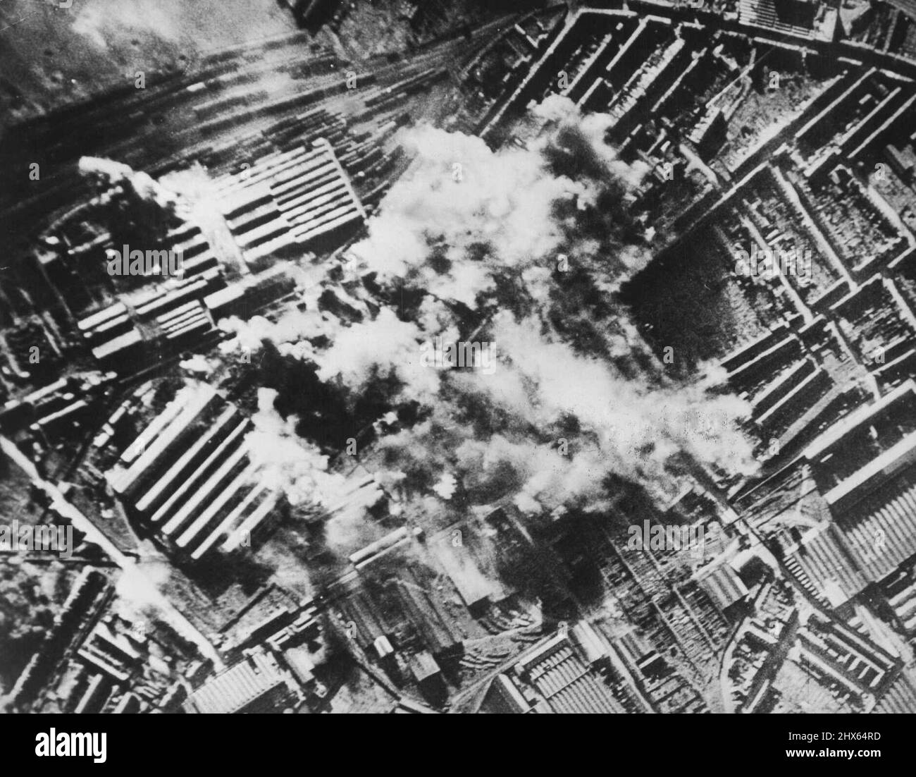 US Flying Fortres Bomb Lille Steel Works le bombe di fumo seguono le esplosioni nell'area bersaglio durante un attacco di bombardamento da parte delle fortezze volanti delle forze aeree dell'esercito degli Stati Uniti sulle opere di acciaio Fives-Lille e locomotiva nella Francia occupata. Febbraio 24, 1943. (Foto di Interphoto News Pictures, Inc.). Foto Stock