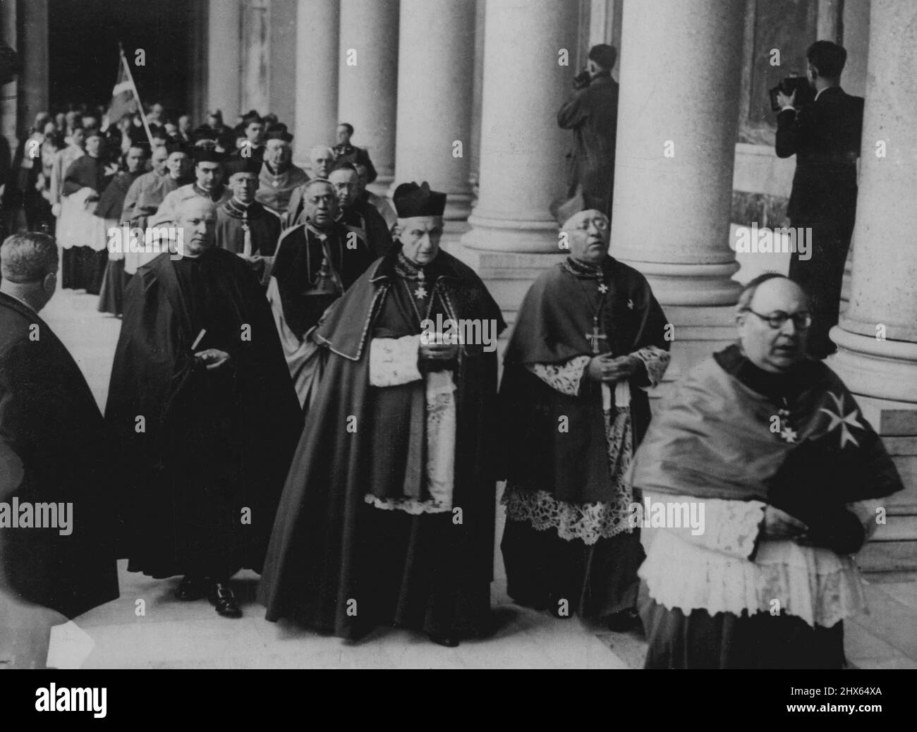 Riunione dei Cavalieri di Malta a Roma -- i Cardinali che appartengono all'Ordine, che dirigono la processione. Uno dei pellegrinaggi più notevoli nella storia della Chiesa ha avuto inizio mercoledì, quando 600 cavalieri del Sovrano Ordine di Malta camminarono in processione attraverso la basilica di San Paolo fuori le mura. Rappresentavano le famiglie più nobili d'Europa. Questa è stata la prima riunione del suo genere da quando l'Ordine ha lasciato Malta, più di 100 anni fa. Marzo 16, 1934. (Foto di Keystone). Foto Stock