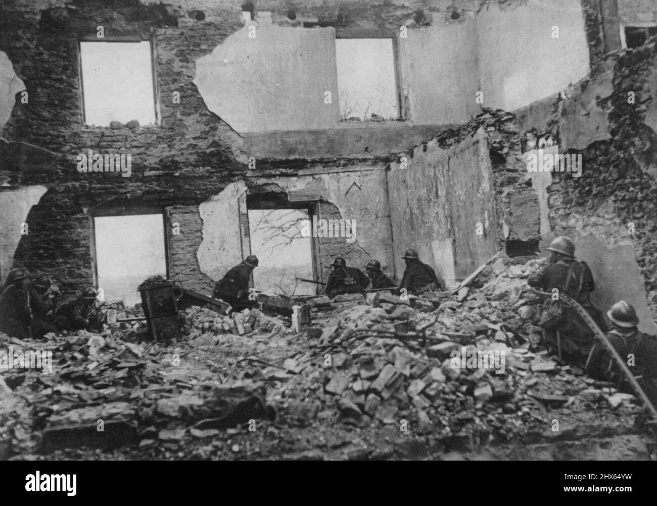 Sul fronte occidentale: Pattugliare il fronte -- Una nuova immagine, scattata da un fotografo del personale dei tempi, di una pattuglia di fanteria francese in servizio in una parte della linea dove vi è stata molta attività. La nostra fotografia mostra agli uomini che assumono la loro posizione nelle rovine di un casale. Dicembre 05, 1939. Foto Stock