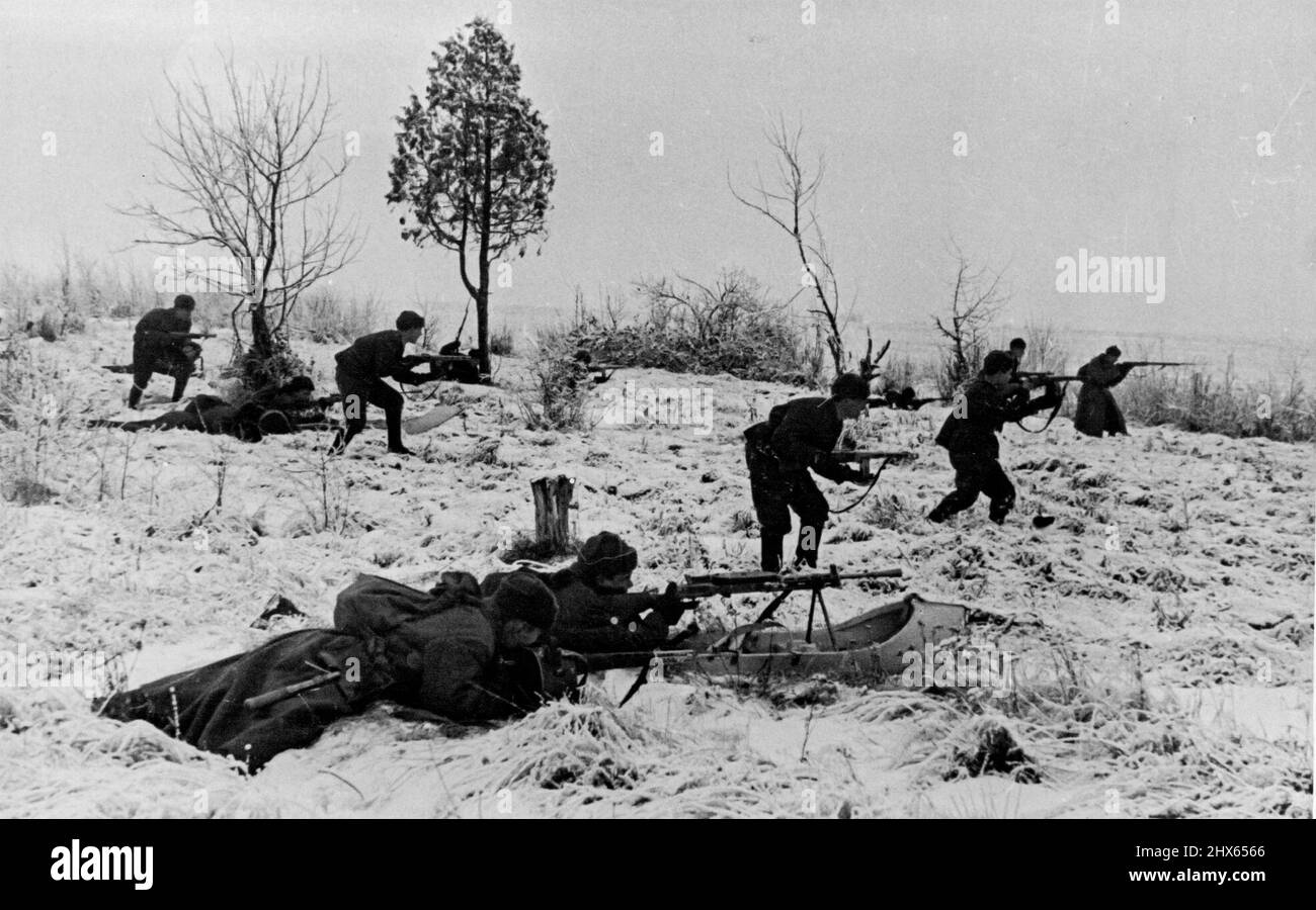 Il fronte nord-occidentale. Un plotone dell'Armata Rossa prende una nuova linea sotto la copertura del fuoco delle mitragliatrici. Dicembre 1, 1942. Foto Stock
