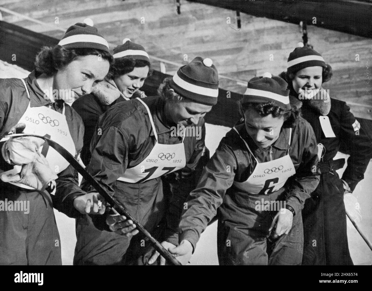 Ski-Run da 10 km. - Il vincitore e i secondi classificati della gara. In prima fila ci sono: Sirkka Polkunen (quarto), Siiri Rantanen (terzo), Lydia Wideman (primo). Dietro a destra si trova Mirja Hietaniemis (che è venuto secondo). Nei Giochi Olimpici invernali la pista da sci da 10 chilometri per donna è stata vinta dalla Finlandia. La gara si è svolta a Holmenkollen, nei pressi di Oslo, il 23rd febbraio. Febbraio 25, 1952. (Foto di Paul Popper). Foto Stock