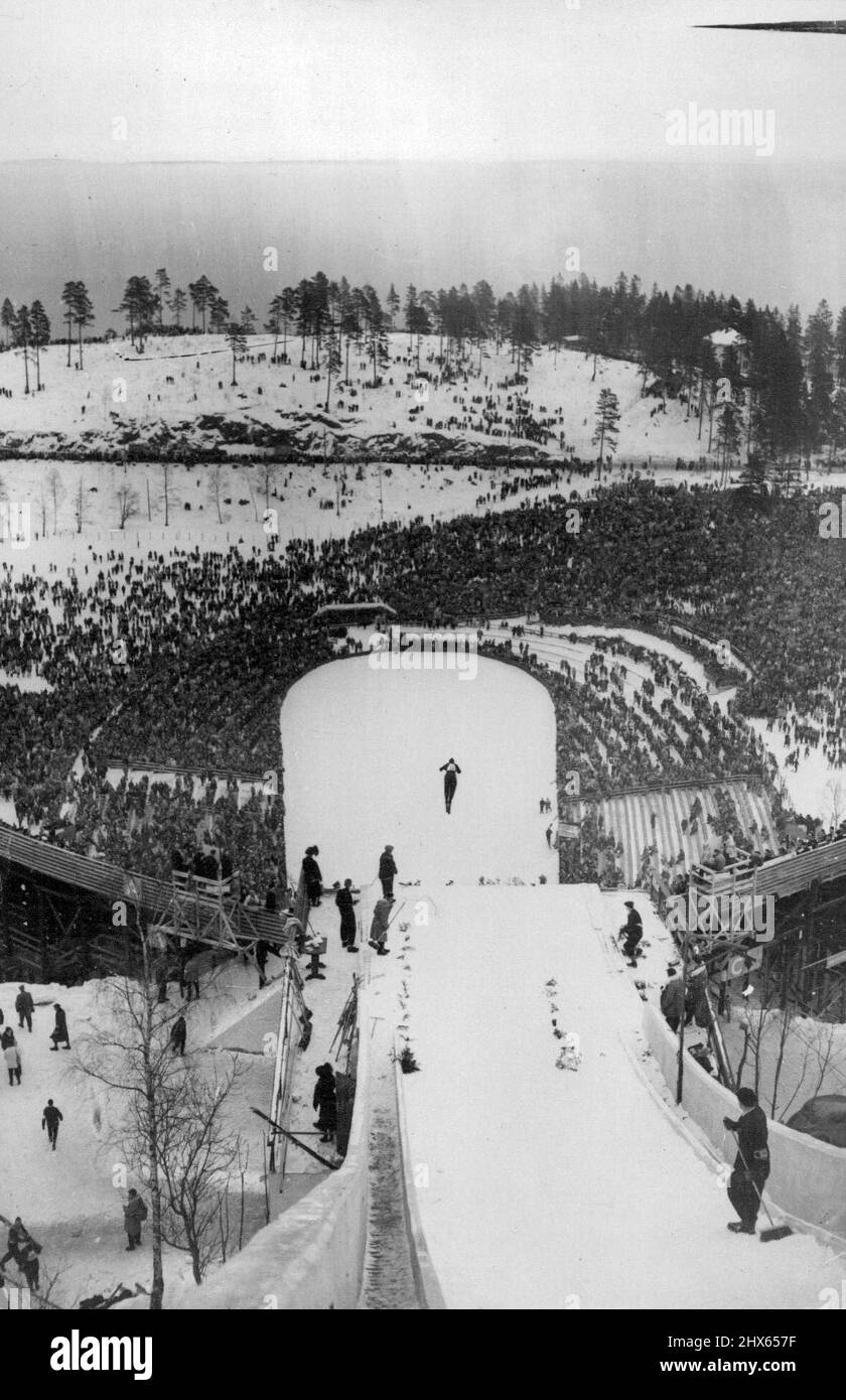 Non per il nervosismo -- i VI Giochi Olimpici invernali di Oslo, Norvegia. Una vista dalla cima della grande pista da sci di Holmenkollen durante l'evento combinato di scialpinismo - con Vlastimil Melich, della Cecoslovacchia a mezz'aria. L'evento è stato vinto da Slattvik, di Norvegia. Febbraio 18, 1952. (Foto di Sport & General Press Agency, Limited). Foto Stock