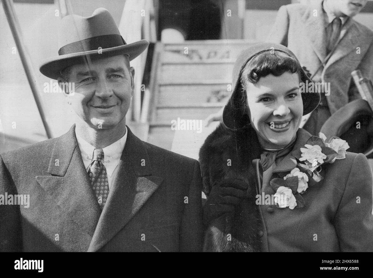 Vuole fare Marshall aiuto dollari 'Viaggi' per aiutare Close Gap - il Sig. Cornelius Vanderbilt Whitney e sua moglie, l'ex Eleanor Searle, solista americano, all'arrivo a Londra Airport oggi (Venerdì). Cornelius Vanderbilt Whitney Sottosegretario del Dipartimento del Commercio degli Stati Uniti, che spera di ottenere i fondi di aiuto Marshall messi a disposizione per il viaggio, è arrivato con sua moglie a bordo di una 'spatocruiser' panamericana all'aeroporto di Londra oggi (venerdì). Il Sig. Whitney ha detto: "Stiamo provando sotto la M Foto Stock