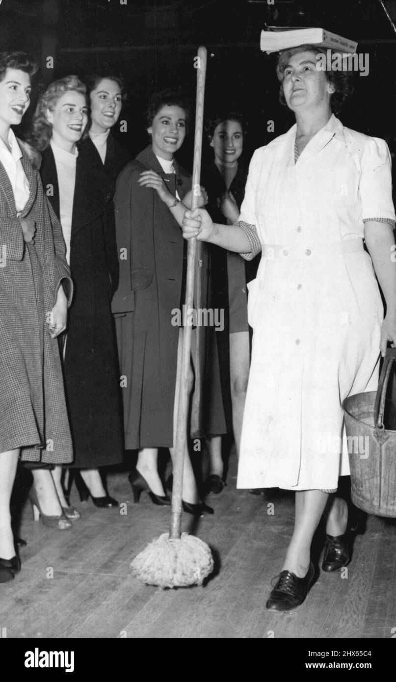 Due passeggiate di vita -- qualunque sia il vostro cammino di vita dovete conoscere i trucchi del commercio. E quando si diventa un manichino, la parola più operativa è camminare se stessa. Sia che si tratti di una stanza in alto o in basso, o di scale in alto o in basso, c'è solo un modo corretto, e qui durante la realizzazione di un film sulla vita di un modello di moda londinese, Fiona Campbell-Walter sta mostrando come dovrebbe essere fatto. Anche se le ragazze prendono seriamente la loro camminata là è sempre stanza per l'umore, come uno dei pulitori alle s. Foto Stock