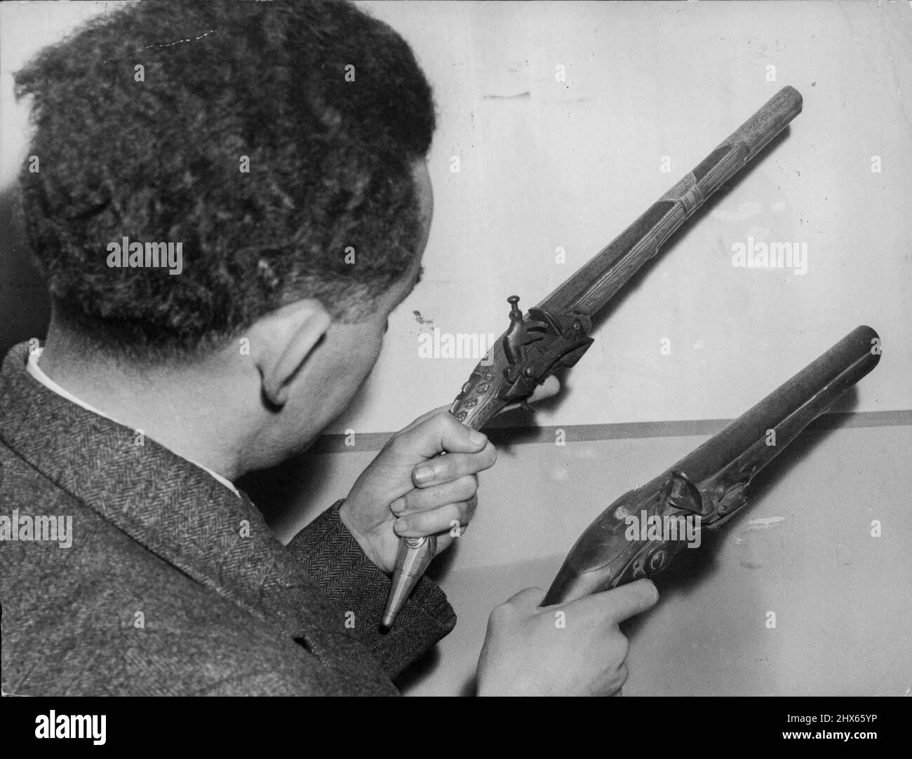Due antiche, ma letali pistole sequestrate dalla polizia questa settimana da una King St., città, collezionista perché non sono stati autorizzati. A sinistra si trova una pistola a flintlock con muso in Turchia, fabbricata a bout 1700, e una pistola da highwayman fabbricata a circa 1790. Entrambi sono ancora in buone condizioni. Agosto 21, 1951. Foto Stock