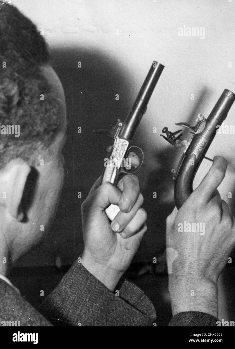 Blocklines - 200 anni: Due piccole pistole antiche sequestrate dalla polizia da un re St., città, collezionista perché non sono stati autorizzati. Pistola a sinistra fabbricata circa 1750, e altri tra il 1720 e il 1740. Non sono letali in condizioni attuali. Agosto 21, 1951. Foto Stock