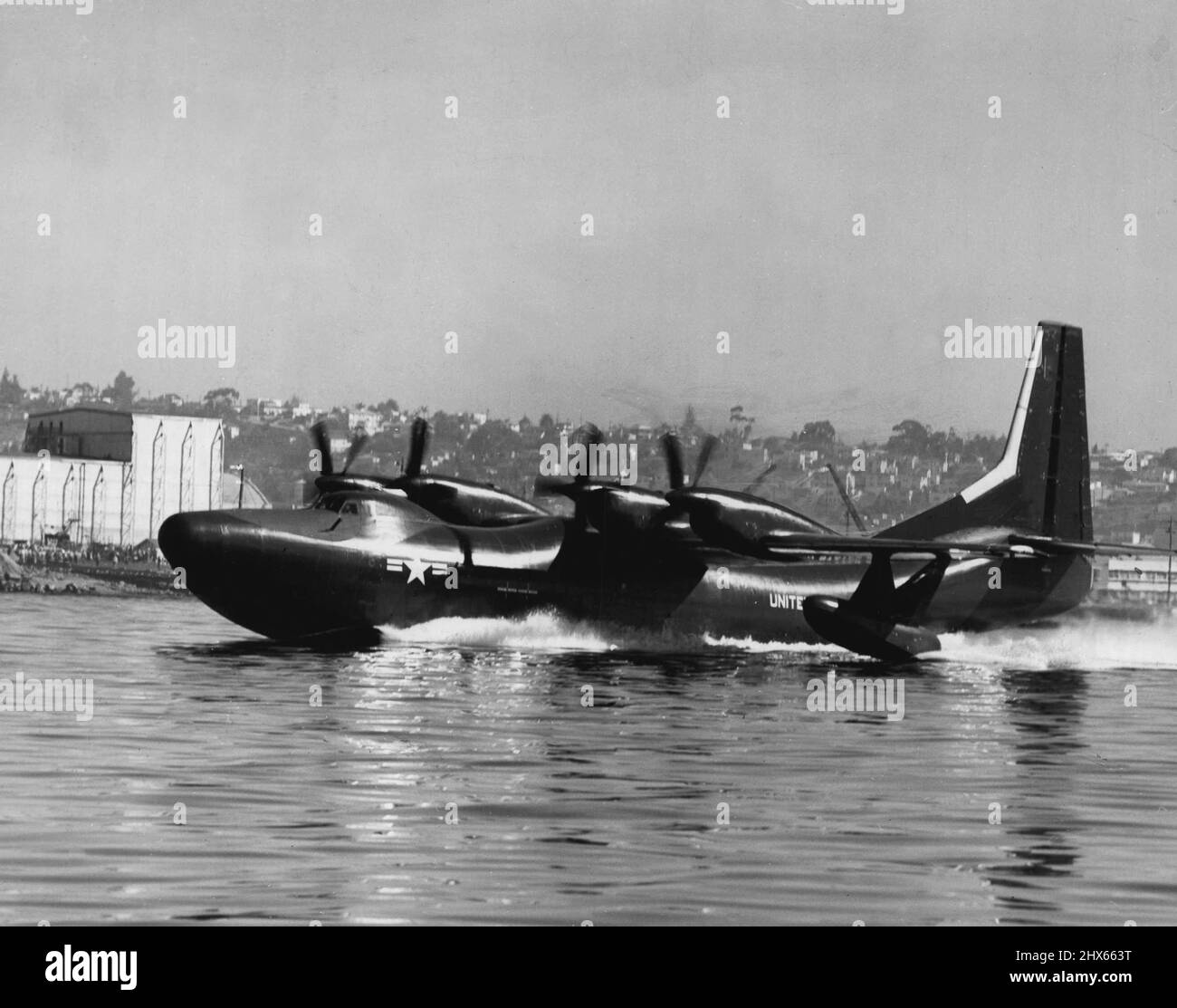 Il primo trasporto in idrovolante turboprop d'America -- il Convair R3Y Tradewind -- corre lungo la Baia di San Diego per il suo primo volo. Costruito dalla Convair's San Diego Division per la Marina degli Stati Uniti, l'idrovolante da 80 tonnellate decolse in meno di 30 secondi ed è stato fatto volare durante un programma di prova di shakedown per più di due ore sul suo primo volo. Al termine del volo, il pilota Convair Test Don Germeraad ha dichiarato: "Ho volato molti tipi di idrovolanti, ma il R3Y è il migliore che abbia mai gestito". Febbraio 25, 1954. Foto Stock