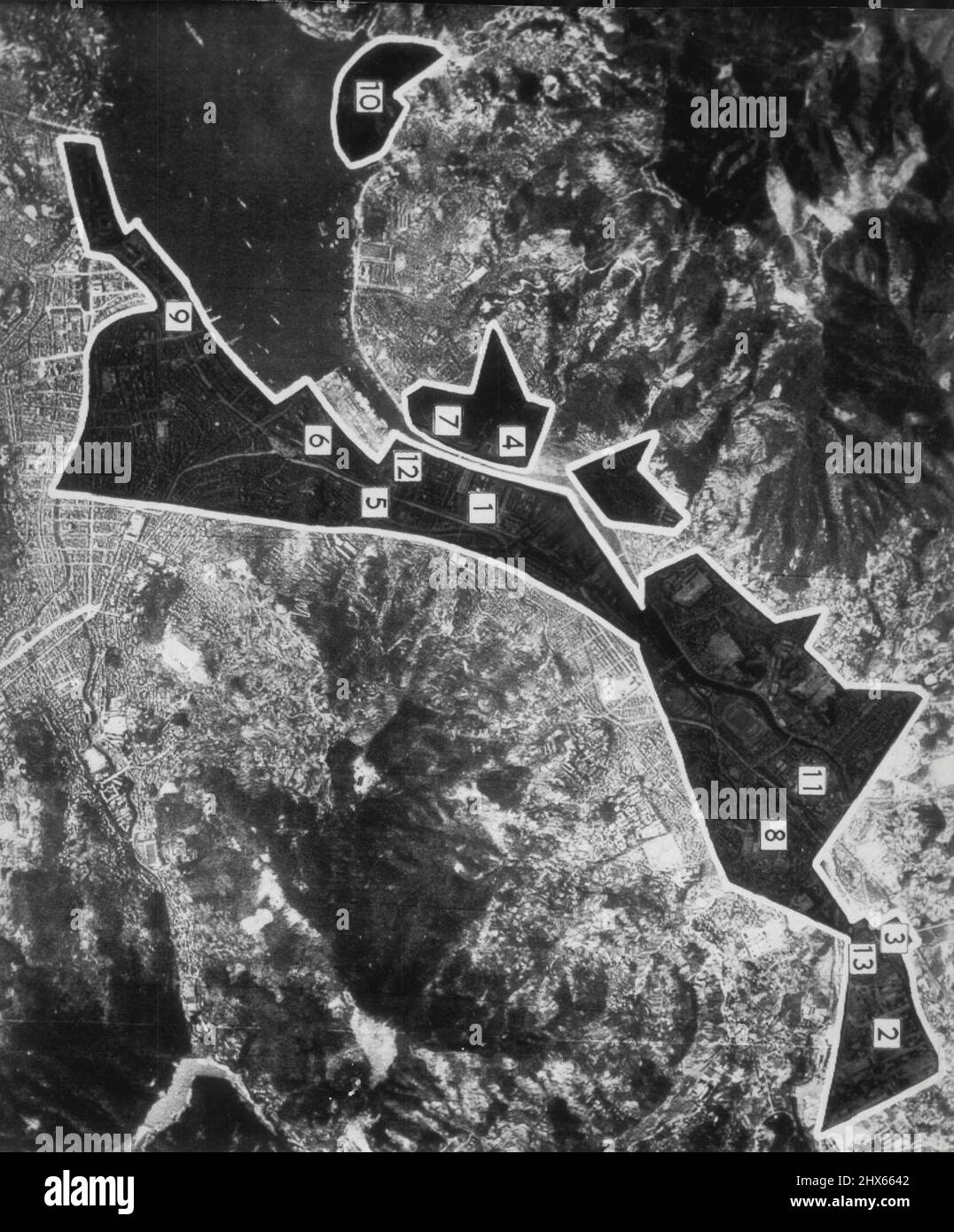 Diagramma dei danni di Nagasaki -- le sezioni ombreggiate su questa immagine aerea pre-attacco di Nagasaki, Giappone, rappresentano le aree danneggiate dalla bomba atomica valutate dalle forze aeree dell'esercito dopo il RAID di agosto 9. Legenda: 1-Mitsubishi acciaieria e opere di ferro, probabilmente 100 per cento distrutto: 2-impianto di Ordnance, 30-70%: 3-impianti di produzione di gas di branca, 90%: 4-Mitsubishi stabilimento di lavorazione del legno, 100%: 5-Kyushu impianti di gas, 50%: 6-stazione ferroviaria di Nagasaki e cantieri di trasporto merci, 20%: 7-centrale di vapore, 90%: 8-prigione, probabilmente 100-10-9%: Dejarves, 25%:-%: Dejima Foto Stock