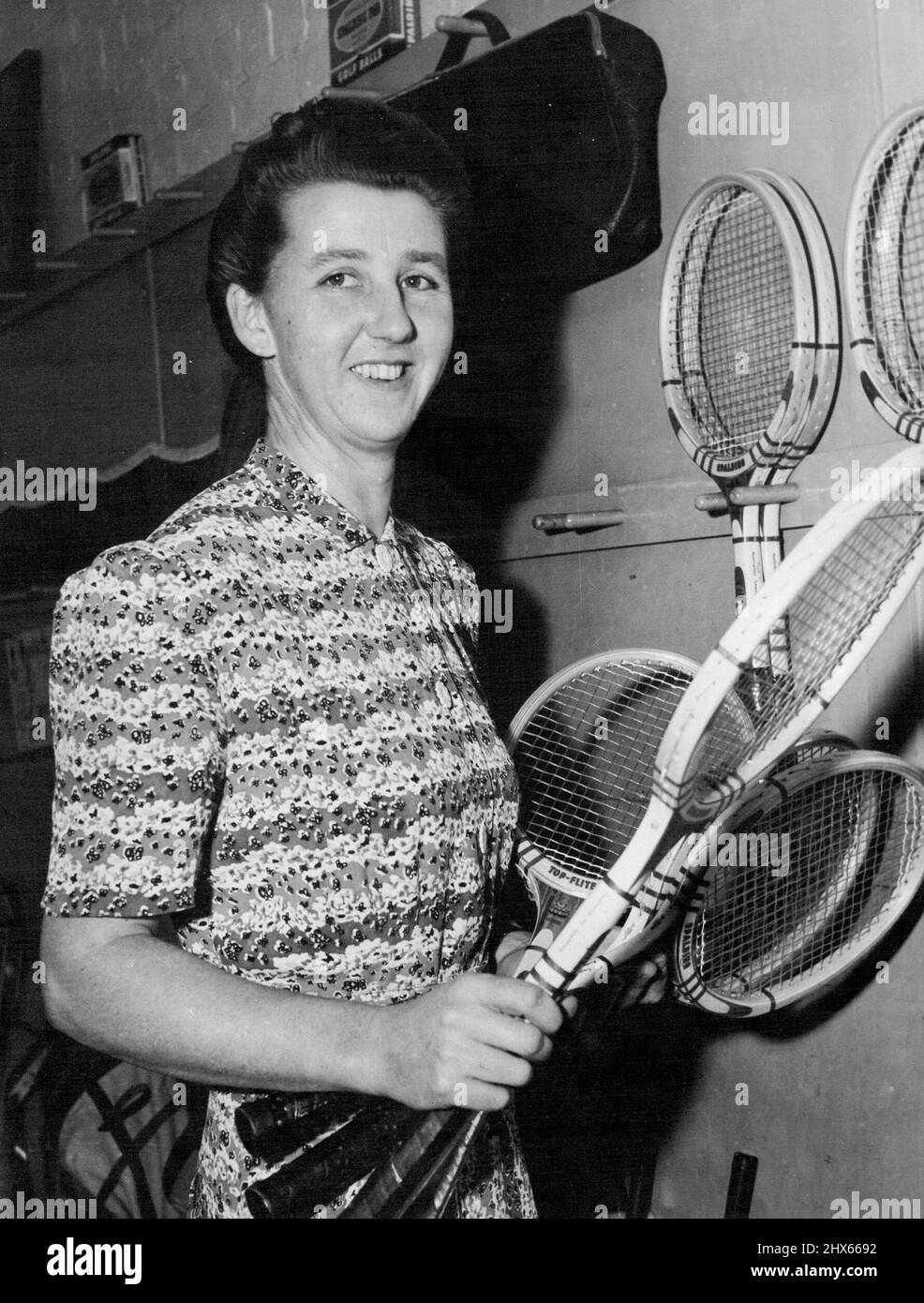 Sig.ra Nancy Bolton, Tennis. Aprile 15, 1947. Foto Stock