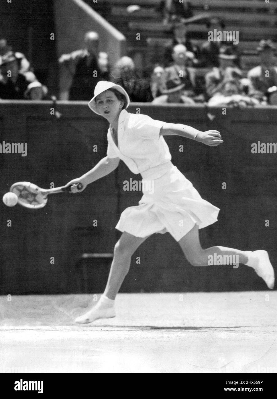 Miss Nancye Wynne corse per uno sho nel Victor An Women's singles Championships a Kooyong ieri. Questa stagione è stata la terza sconfitta di Miss Wynne da Miss Hartigan. Dicembre 16, 1938. Foto Stock
