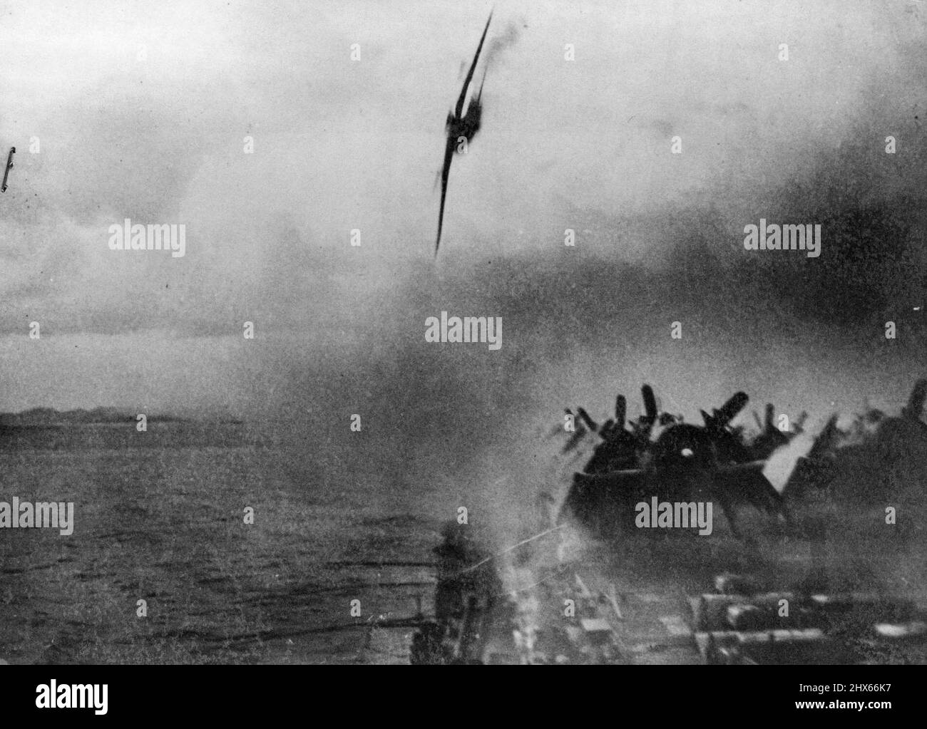USS Sangamon sopravvive agli attacchi suicidi -- Knoked giù dal fuoco mortale dell'anti-aereo appena come sembrò sicuro per schiantarsi nel relativo obiettivo, un piano suicida di Jap precipita giù oltre la passerella per tuffarsi nel mare. Questo è stato uno dei numerosi attacchi aerei suicidi Jap contro la portaerei USS Sangamon nel Ryukyus il 4 maggio 1945. Un aereo suicida trovò il suo segno, esplodendo al centro del ponte di volo di Sangamon. Agosto 17, 1945. (Foto di U.S. Navy Photo). Foto Stock