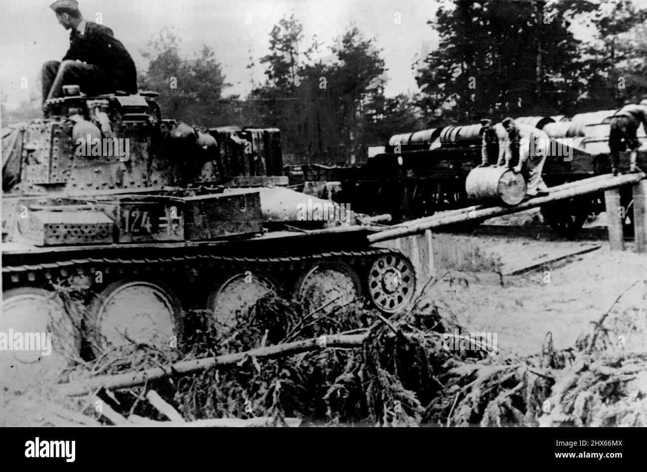 La guerra tedesco-russa -- benzina per i carri armati tedeschi che arrivano in un deposito vicino a Smokensk. Giugno 27, 1947. (Foto di Sport & General Press Agency, Limited). Foto Stock