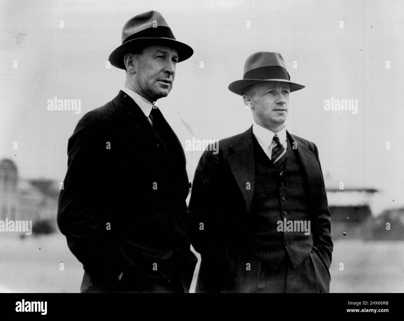 E.A. Dwyer (a sinistra) e Don Bradman, due dei selettori australiani XI, osservano attentamente la forma dei giocatori durante la pratica al campo di Cricket di Sydney. Dicembre 21, 1936. Foto Stock