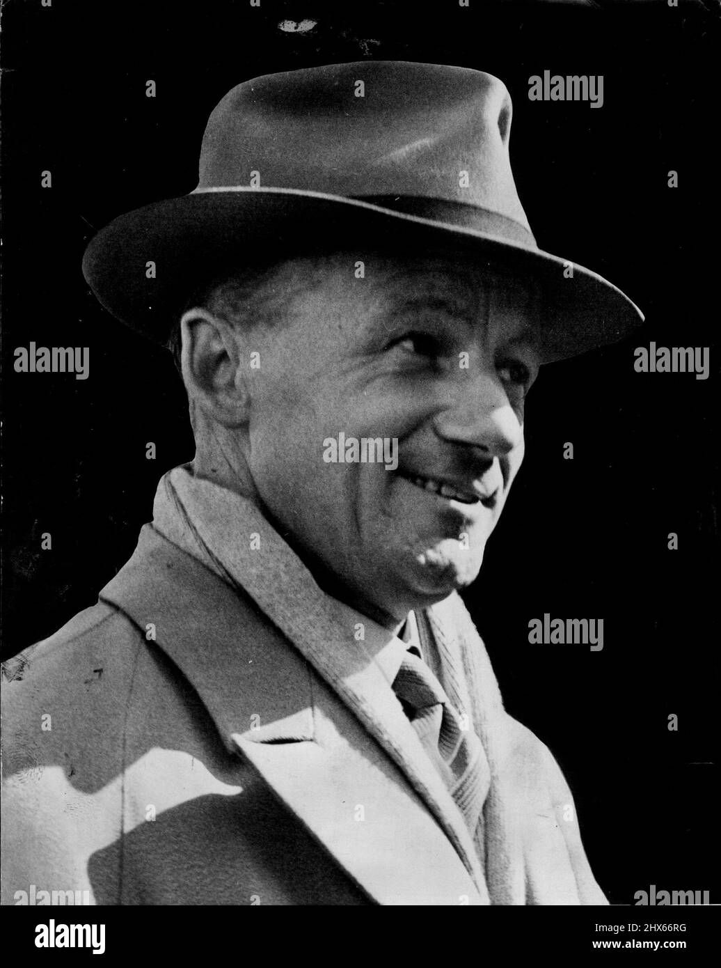 Il Bradman Smile -- Skipper Don Bradman porta un 'nuovo look' del suo proprio come arriva con i diciassette cricketers Australian Test a Tilbury, al giorno (Venerdì), sul liner Strathaird. Questo Don's 50th Test contro l'Inghilterra, e il suo quarto viaggio. Aprile 16, 1948. (Foto di Reuterphoto). Foto Stock