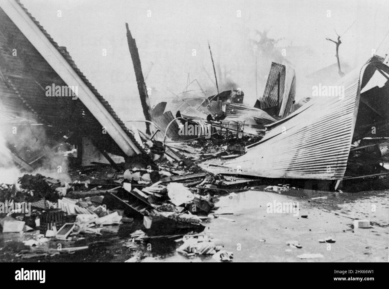 Quando Fratello uccide Fratello -- Charred e ancora fumando relitti è tutto ciò che rimane di questo angolo della sezione giapponese, dopo incendiari e bombe ad alto esplosivo caduto durante il primo attacco di Jap, il 7 dicembre. Quasi 20 edifici sono stati distrutti in questo fiorente quartiere commerciale al dettaglio (angoli di King e McCully Sts.). Qui morirono molti alieni Nipponesi e molti americani dell'ascendenza di Jap. Dicembre 16, 1941. (Foto di Alan Campbell, ACME). Foto Stock