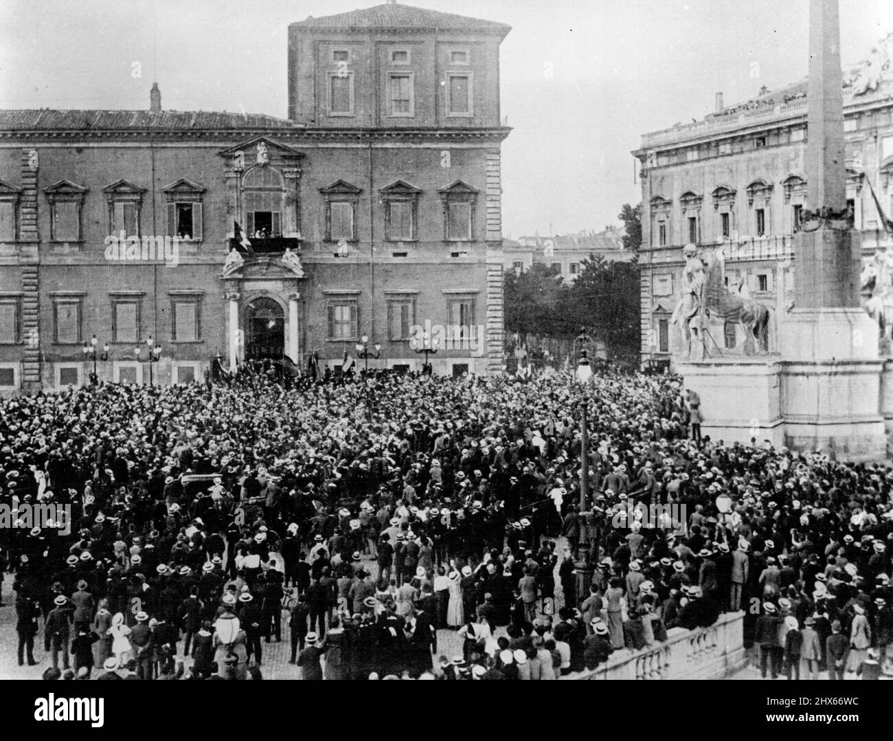 L'Italia entra nella guerra mondiale (i) Sixaine 47 -- Il grande d'Ungheria si imbarcherà in una barca, il nuovo nato farà una nuova guerra, contro il suo vicino che egli assedierà, e il re piccolo con la sua altezza non soffrirà di essere schiacciato, per tre anni terrà in ordine i suoi uomini. Adempimento: Quando morì l'imperatore Francesco Josef (il grande dell'Ungheria) (la barca fa riferimento ad Ade), il giovane imperatore Carlo portò contro Vittorio Emanuele d'Italia, descritto da Nostradamus dall'anagra Foto Stock