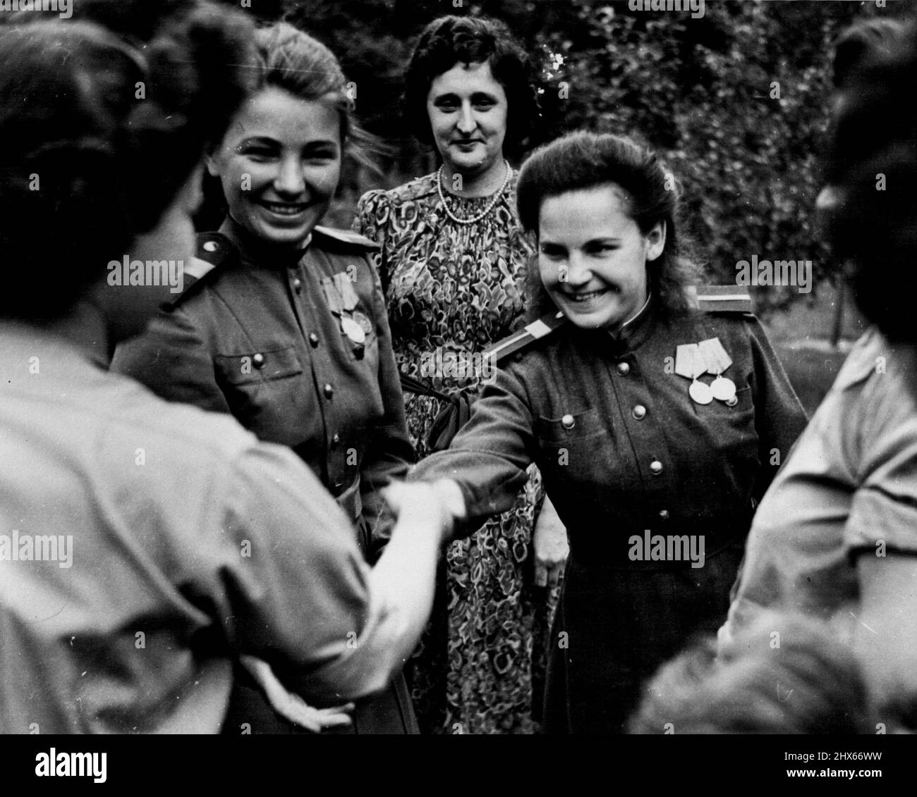 Ragazze A.T.S. che incontrano cecchini ragazza russa. A.T.S. incontra cecchini ragazza russa. Un A.T.S. Il Garden Party si è tenuto nella delegazione britannica di Potsdam. Al partito ha partecipato il comandante junior Mary Churchill, figlia del primo ministro. Le A.T.S., le ragazze hanno incontrato due cecchini di ragazza russa che erano a Stalingrad durante il seige di quella città, e sono viste portare la medaglia di Stalingrad. I loro nomi sono Nina Poplavski di Vitebsk e Maria Byskaravyn di Stalingrad. Ottobre 15, 1945. (Foto di British Foto Stock