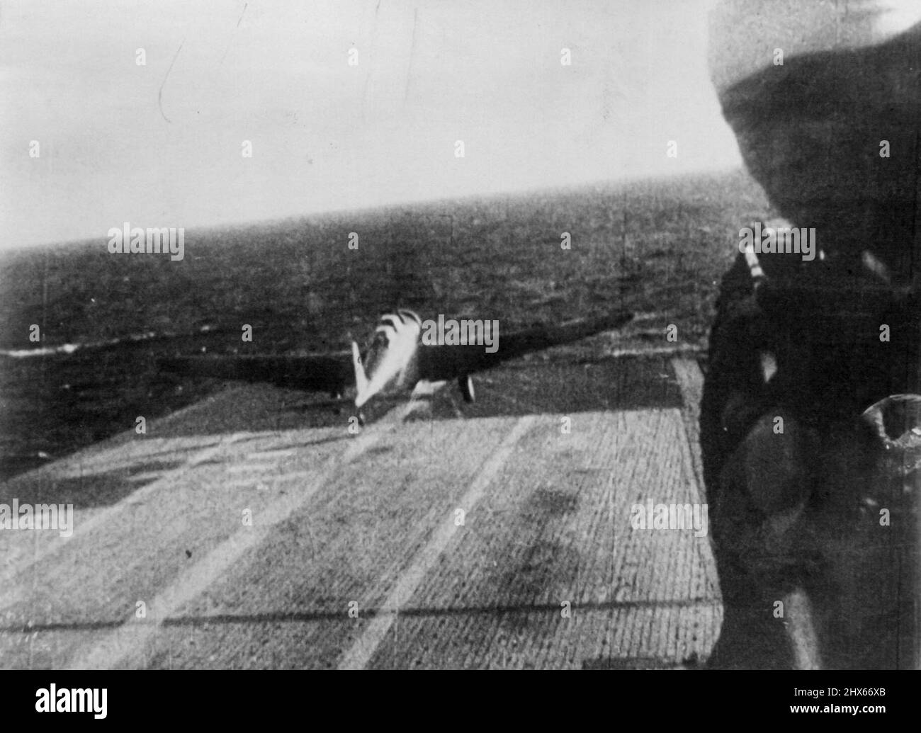 Guerre del Giappone sugli Stati Uniti -- Un aereo giapponese lascia un portatore per colpire al suolo degli Stati Uniti -- Porto della perla - il 7 dicembre 1941. Un film di Jap che registra la fase di apertura della guerra dub con i Nipponesi, è stato ottenuto dal Dipartimento di Guerra e rilasciato dall'Ufficio delle informazioni di Guerra. Aprile 5, 1943. (Foto di ACME). Foto Stock