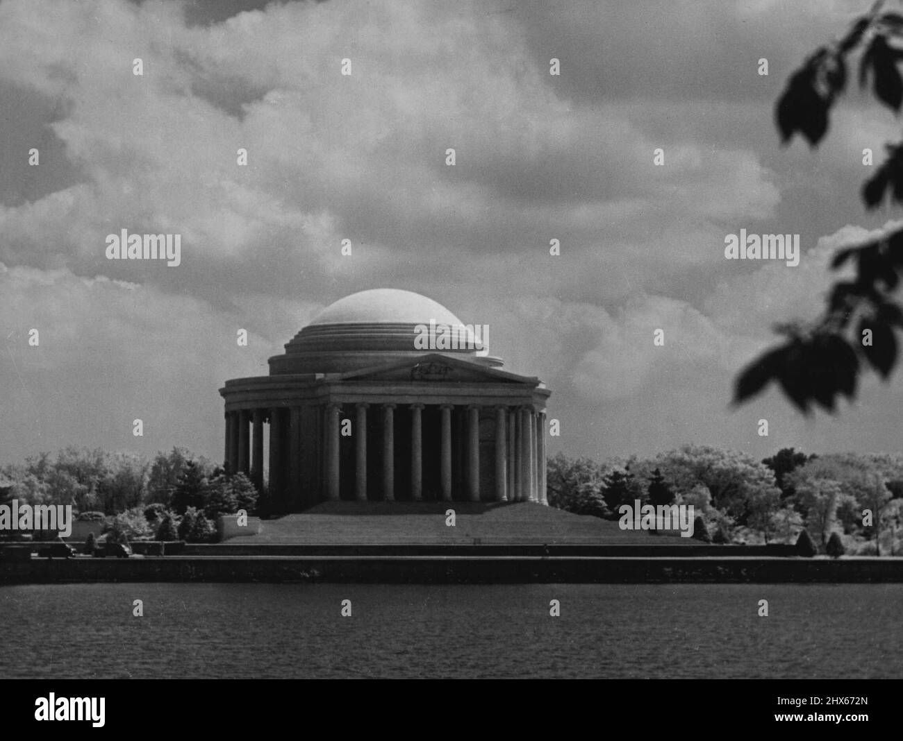 Simile nel design a Monticello, casa del nostro terzo presidente Jefferson Memorial Washington si erge tra gli alberi di tradimento giapponesi sul bacino di Tidal. Il presidente Roosevelt dedicò questo memoriale nel 1943. Giugno 23, 1948. Foto Stock