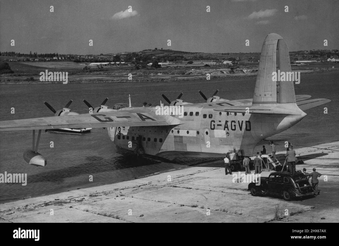 La più grande barca volante della Gran Bretagna lanciata -- la più grande barca volante della Gran Bretagna, la Short-Saro Shetland a quattro motori, è stata lanciata oggi a Rochester. L'aeromobile, che può trasportare 70 passeggeri con un equipaggio di 11 persone, ha una velocità massima di 267 m.p.h. La barca volante ha un'apertura alare di 150 piedi, una lunghezza di 110 piedi e un peso totale di 130.000 libbre. Ha un'escursione di 4.650 miglia che naviga ad una velocità di 184 m.p. dh, Ed è una versione civile delle Shetland progettata durante la guerra per scopi di servizio. Due de Foto Stock