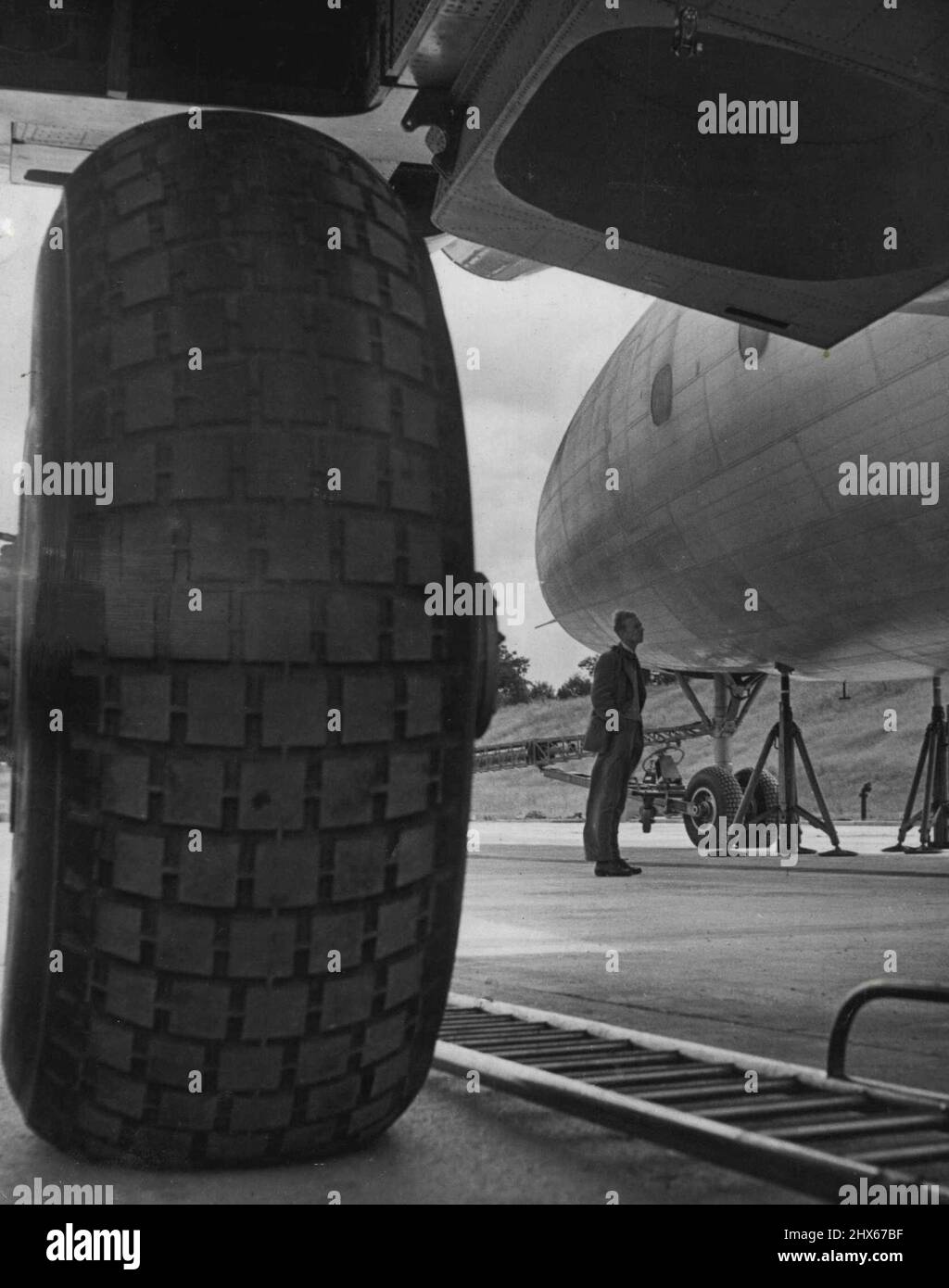 Wheel of Air Giant -- questa visione di una delle enormi ruote del carro del gigante aereo britannico da 125 tonnellate, Brabazon i, il più grande aereo terrestre del mondo, suggerisce con chiarezza sorprendente l'immensa dimensione del velivolo. Progettato per trasportare 100 passeggeri, il costo stimato del Brabazon è di circa £6.000.000. Settembre 14, 1948. Foto Stock