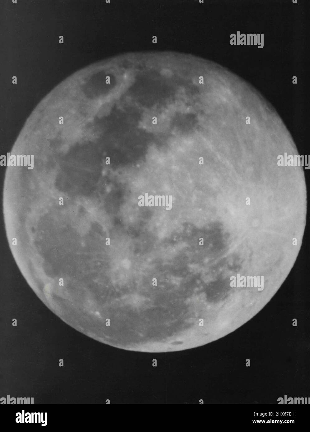 La luna, fotografata dalla 'Bazooka' con l'obiettivo da 160 pollici di notte. Il tempo di esposizione è stato di 1/100th. Secondo. Non è stato utilizzato alcun filtro. Immagine chiara della luna scattata di notte con l'obiettivo 160in. ('bazooka') a 1/100th secondo senza filtro. Novembre 11, 1952. Foto Stock