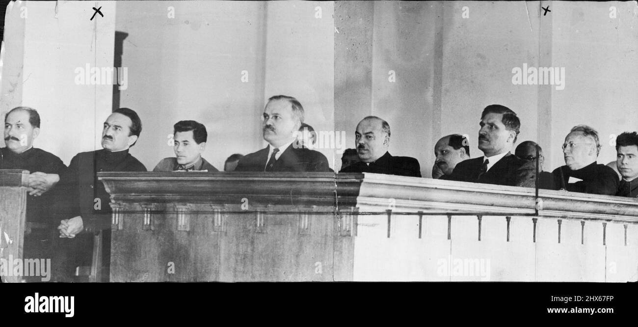 La prima sessione del Soviet Supremo dell'URSS -- da sinistra a destra -- i deputati L. Kaganovich, A. Mikoyan, N. Yezhov, V. Molotov, PakhoLiov, M. Kaganovich, V. Chunar, M. Litvinov e M. Berman in una conferenza dell'Unione Sovietica il 13 gennaio 1938. L'apertura della sessione del Soviet dell'Unione del Soviet Supremo dell'URSS si è svolta il 12 gennaio, a 4P metri, nel palazzo del Cremlino a Mosca. Gennaio 01, 1938. (Foto di Soyuzphoto). Foto Stock