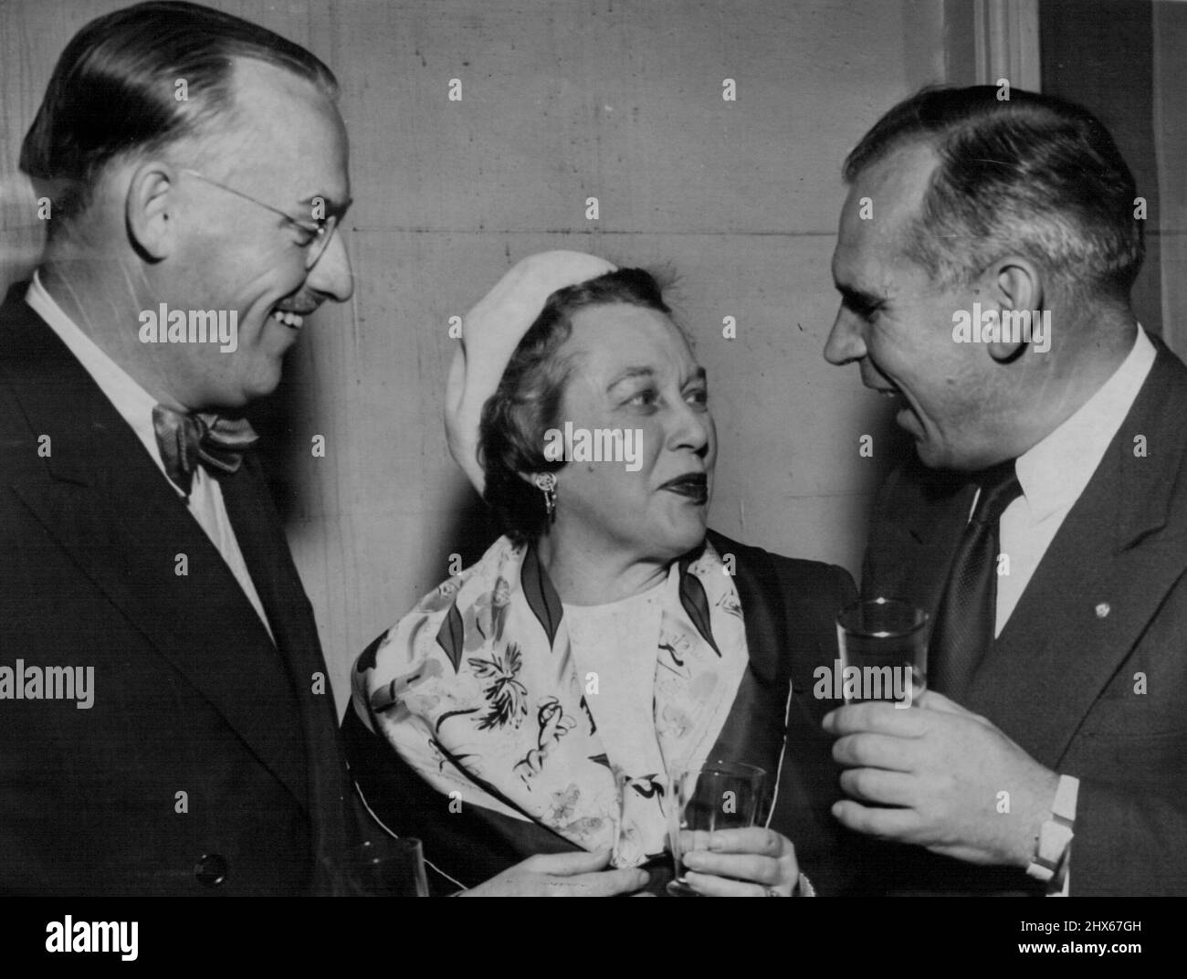 Circa 200 membri del corpo diplomatico, la comunità canadese e la società di Sydney si sono affollate nella spaziosa casa di Elizabeth Bay del Consigliere commerciale canadese, il Sig. C. M. Croft e la Sig.ra Croft, per celebrare la Giornata Nazionale del Canada. Gli ospiti sono stati la signorina Elizabeth Northcott, il sindaco di Lord o’Dea, il Console Generale per la Cina, Martin Wang, Alto Commissario per il Pakistan Yusef Haroon e Begum Haroon. I fiori sono stati organizzati dalla padrona di casa e un'enorme bandiera canadese è stato appeso nella veranda-sole. Il partito e Foto Stock