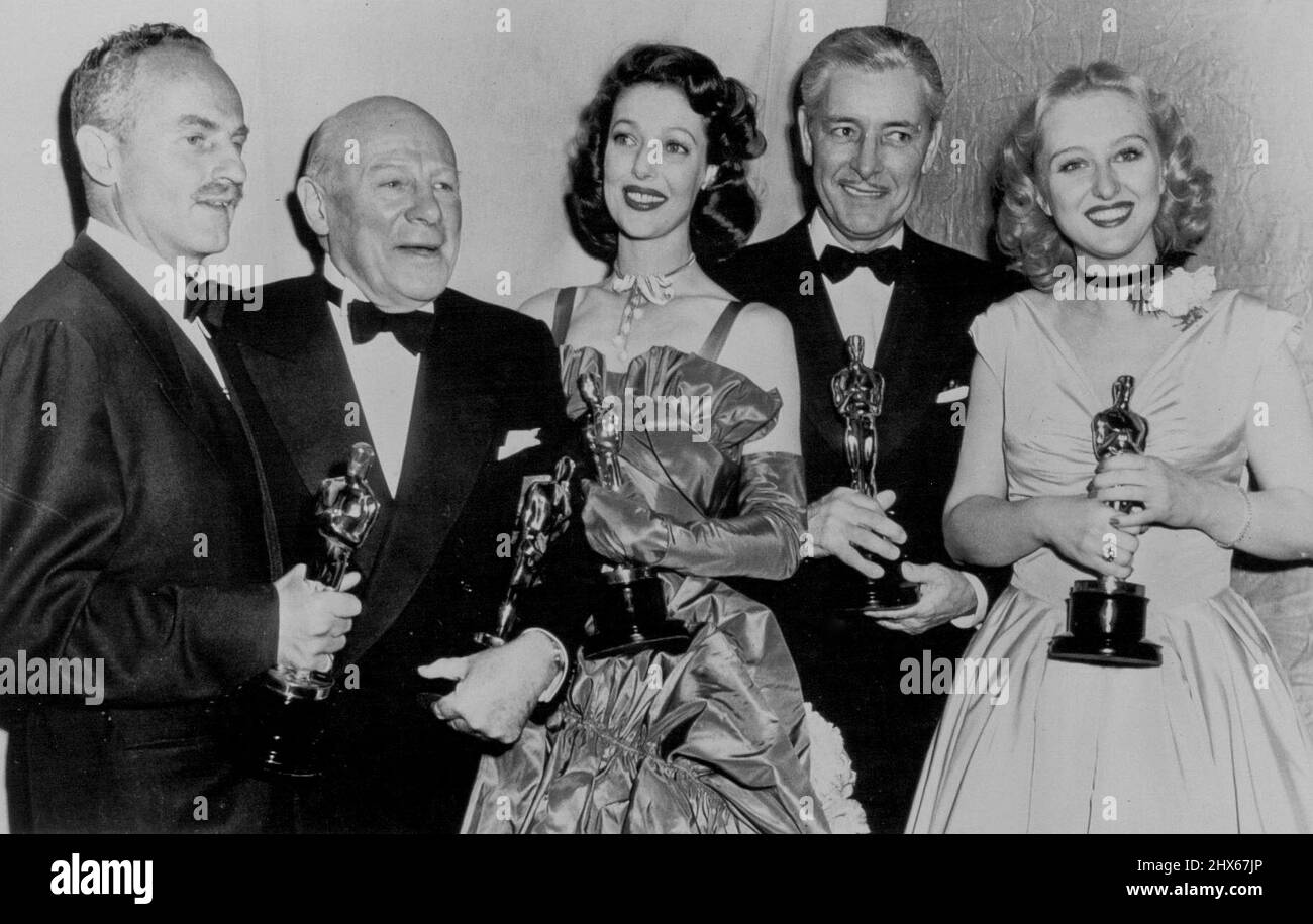 Ecco i vincitori in Hollywood's Oscar Derby - orgogliosamente tenendo i loro Oscar d'oro sono i cinque vincitori principali nelle presentazioni dell'Academy Award della scorsa notte. Da sinistra a destra: Darryl Zanuck, produttore della migliore immagine, 'accordo di Gentleman'; Edmund Gwenn, miglior attore sostenitore; Loretta Young, Migliore attrice; Ronald Coleman, miglior attore; e Celeste Holm migliore attrice di supporto. Marzo 21, 1948. (Foto di AP Wirephoto). Foto Stock