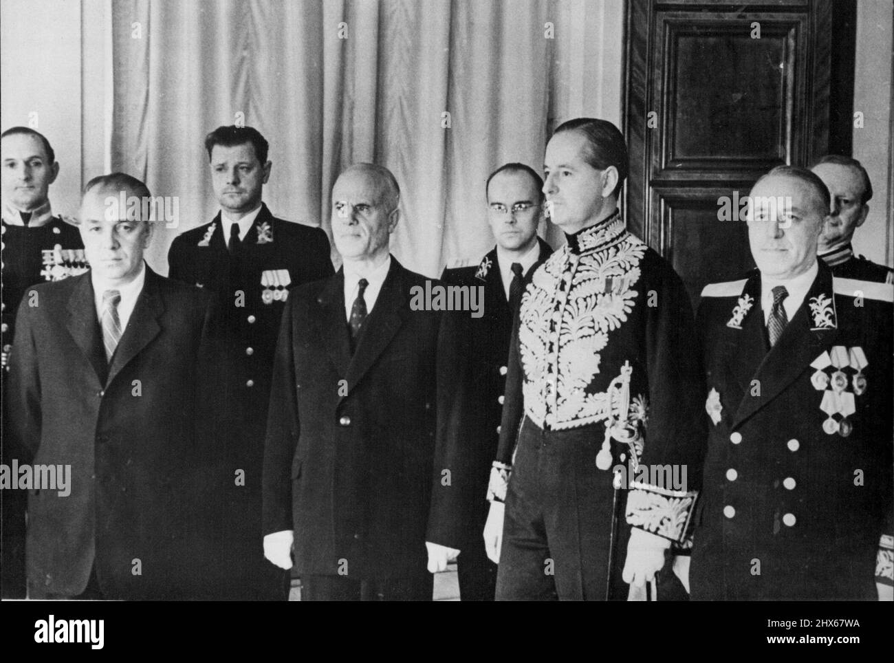 Hayter al Cremlino Sir William Hayter, nuovo ambasciatore britannico presso gli U.S.R. (Secondo da destra), è visto al Cremlino a Mosca il 10 ottobre quando ha presentato le sue credenziali. In figura sono mostrati (fila anteriore, da sinistra) N.M. Pegov, Segretario al Praesidium del Soviet Supremo; P. Tarasov, Vice presidente del Soviet Supremo, che ha ricevuto le credenziali dell'inviato britannico Sir William Hayter; e V.A. Zorin, vice ministro degli Esteri. Ottobre 14, 1953. (Foto di stampa associata). Foto Stock