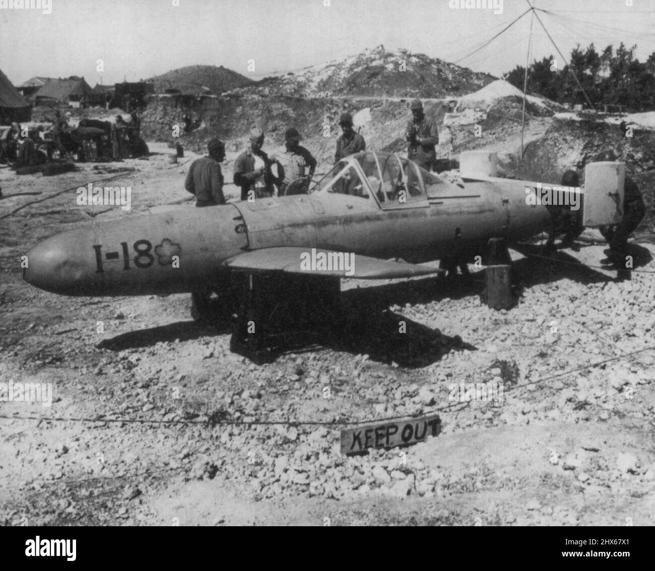 Marines esaminare Jap 'Baka' bomba -- sul campo d'aviazione Yontan di Okinawa, le guerre esaminare una bomba Jap 'Baka' abbandonata. L'arma dotata di ali, pinne e coda, porta un pilota solato in una missione suicida. Il Rocket - bomba propulsiva è lanciato da ***** . Giugno 11, 1945. Foto Stock