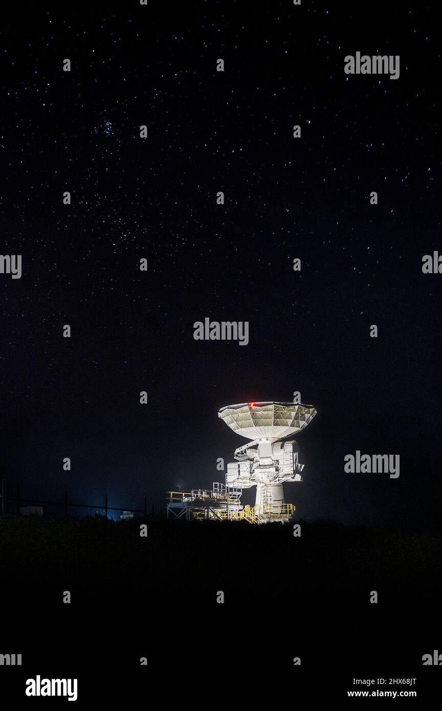 Il radar AN/TPQ-18 si trova sotto le stelle 13 novembre 2020, presso la base della forza spaziale Vandenberg, California. L'AN/TPQ-18 fornisce una fonte di tracciamento indipendente per convalidare i dati di sicurezza del veicolo di lancio a bordo per tutte le missioni di lancio e atterraggio attuali e future di Space Launch Delta 30. Il radar è stato installato nella sua attuale sede nel 1965 ed è stato accettato per il supporto operativo nel novembre dello stesso anno. Ha sostenuto la sua prima missione come attività commissionata nel marzo del 1966. (STATI UNITI Space Force Photo by Tech. SGT. JT Armstrong) Foto Stock
